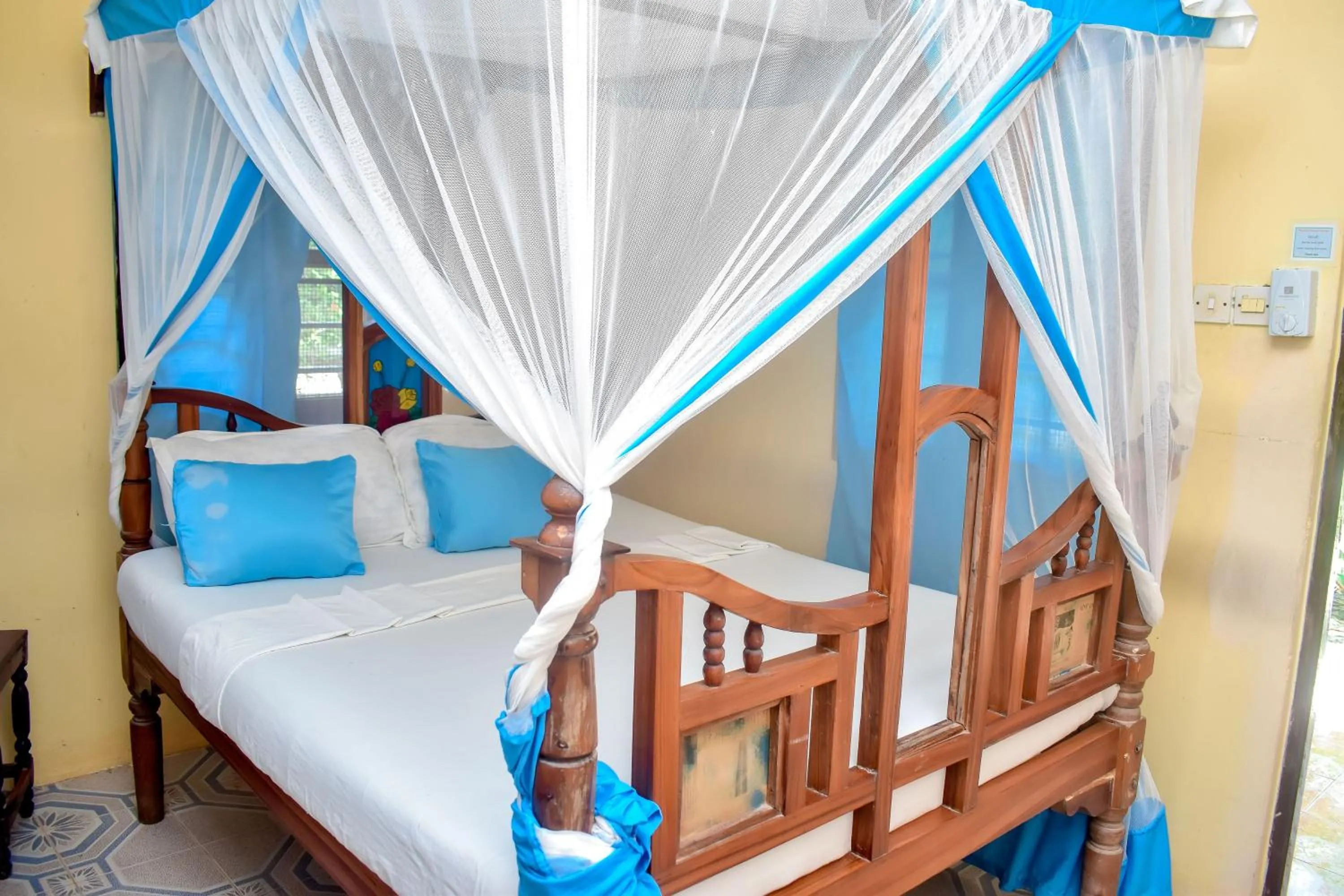 Bed in Blue Earth Beach Bungalow
