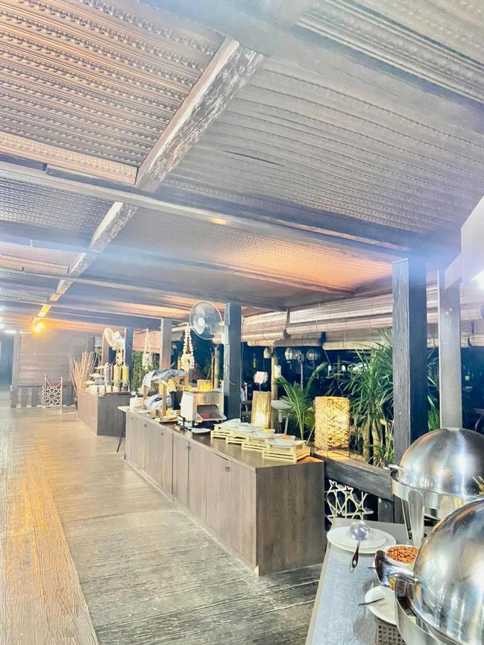 Restaurant/places to eat in De Baron Resort