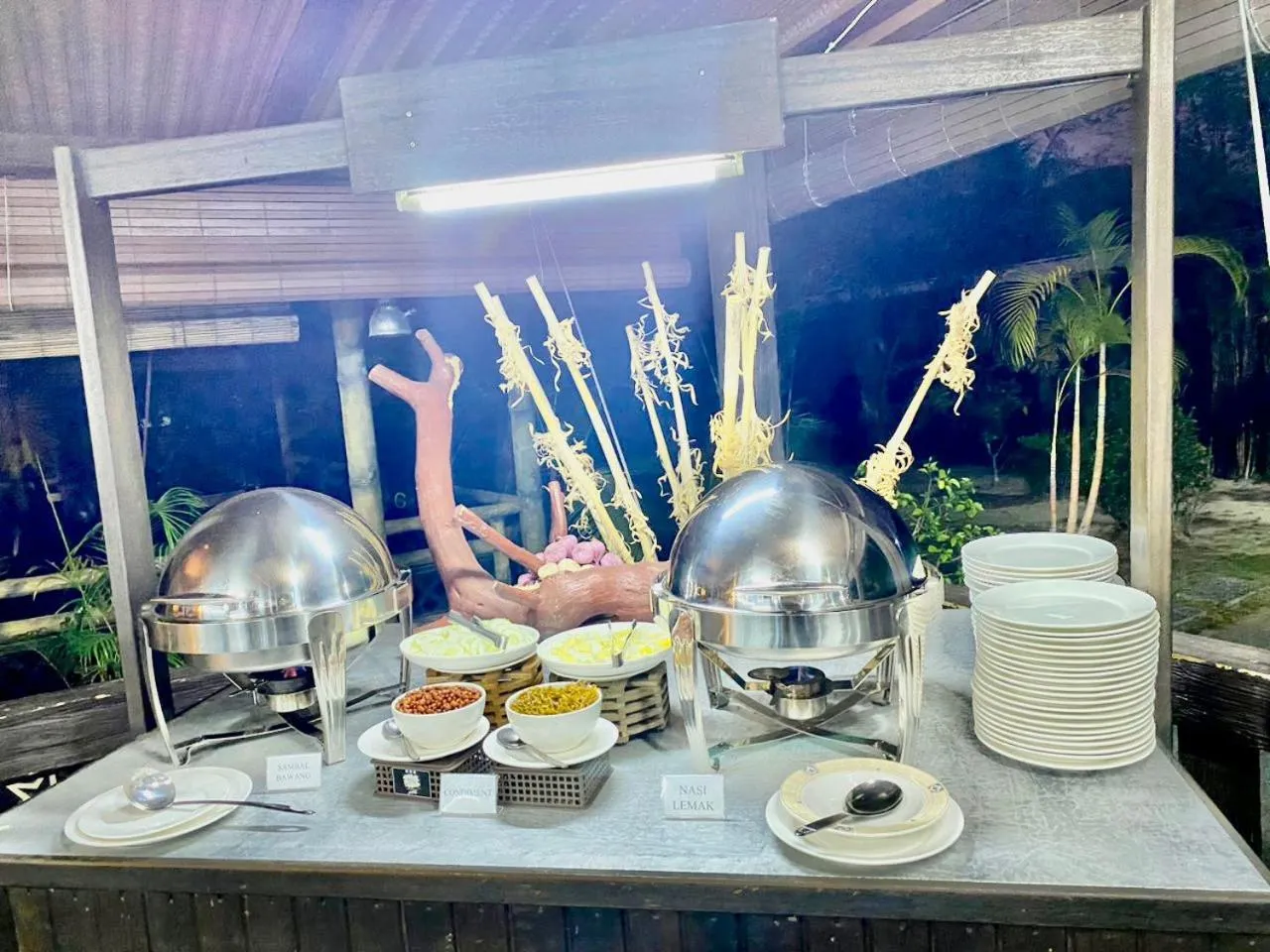 Restaurant/places to eat in De Baron Resort