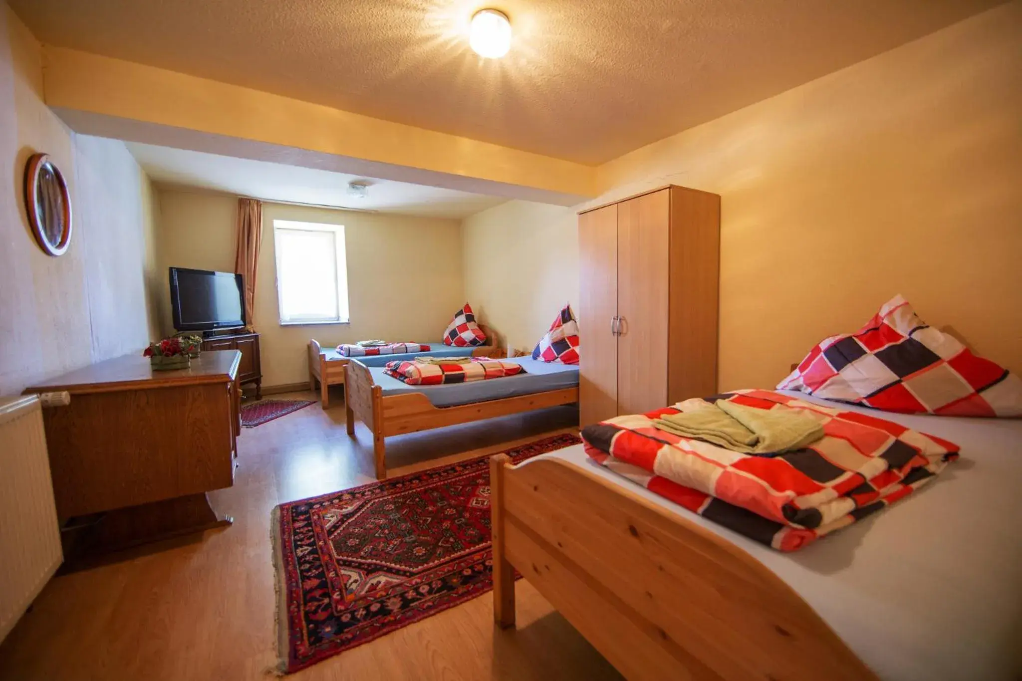 Triple Room with Shared Bathroom in Hotel Schwan Triple Room with Shared Bathroom in Hotel Schwan