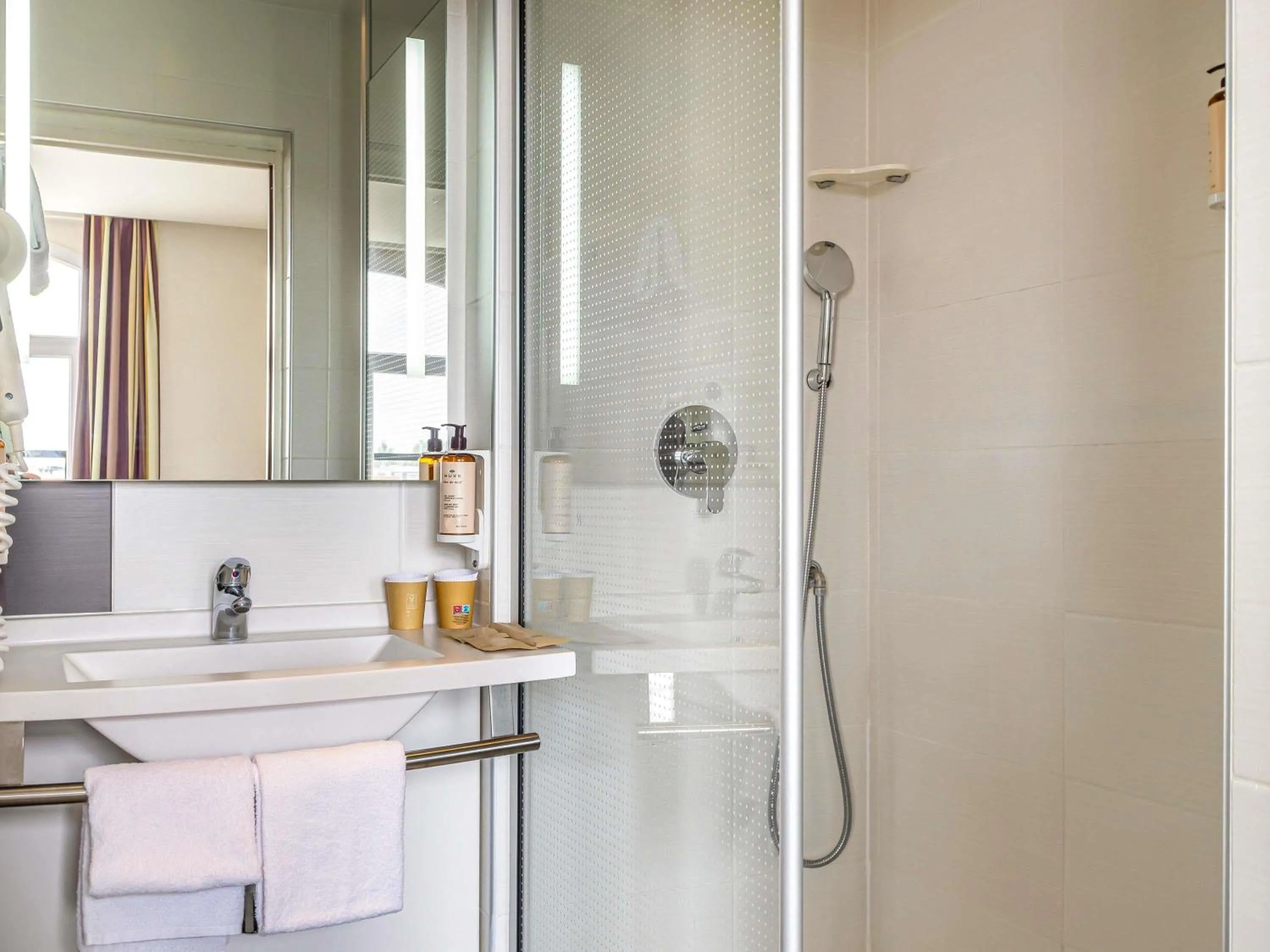 Bedroom in Mercure Lille Roubaix Grand Hôtel