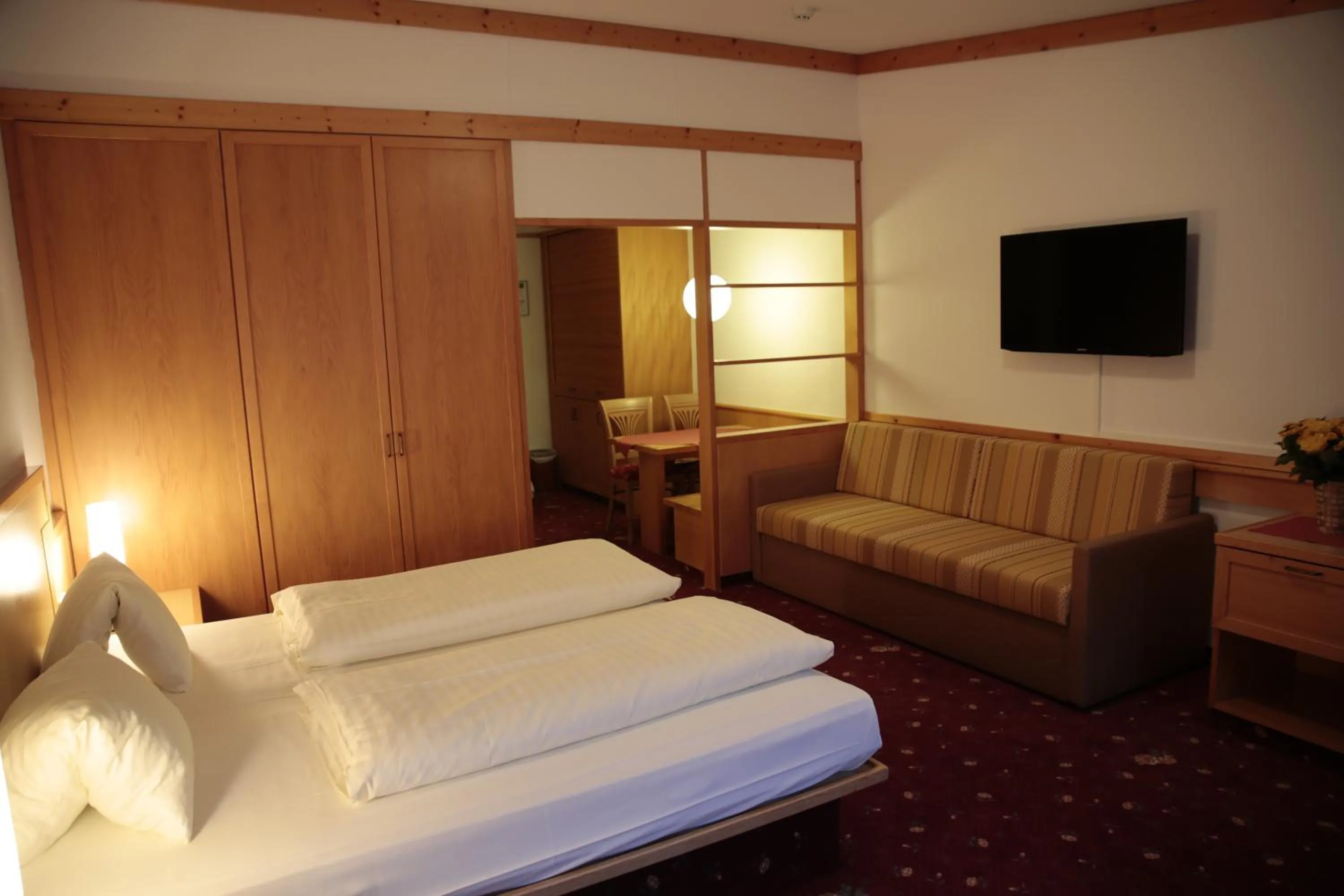 View (from property/room), Bed in Alpensporthotel Mutterberg