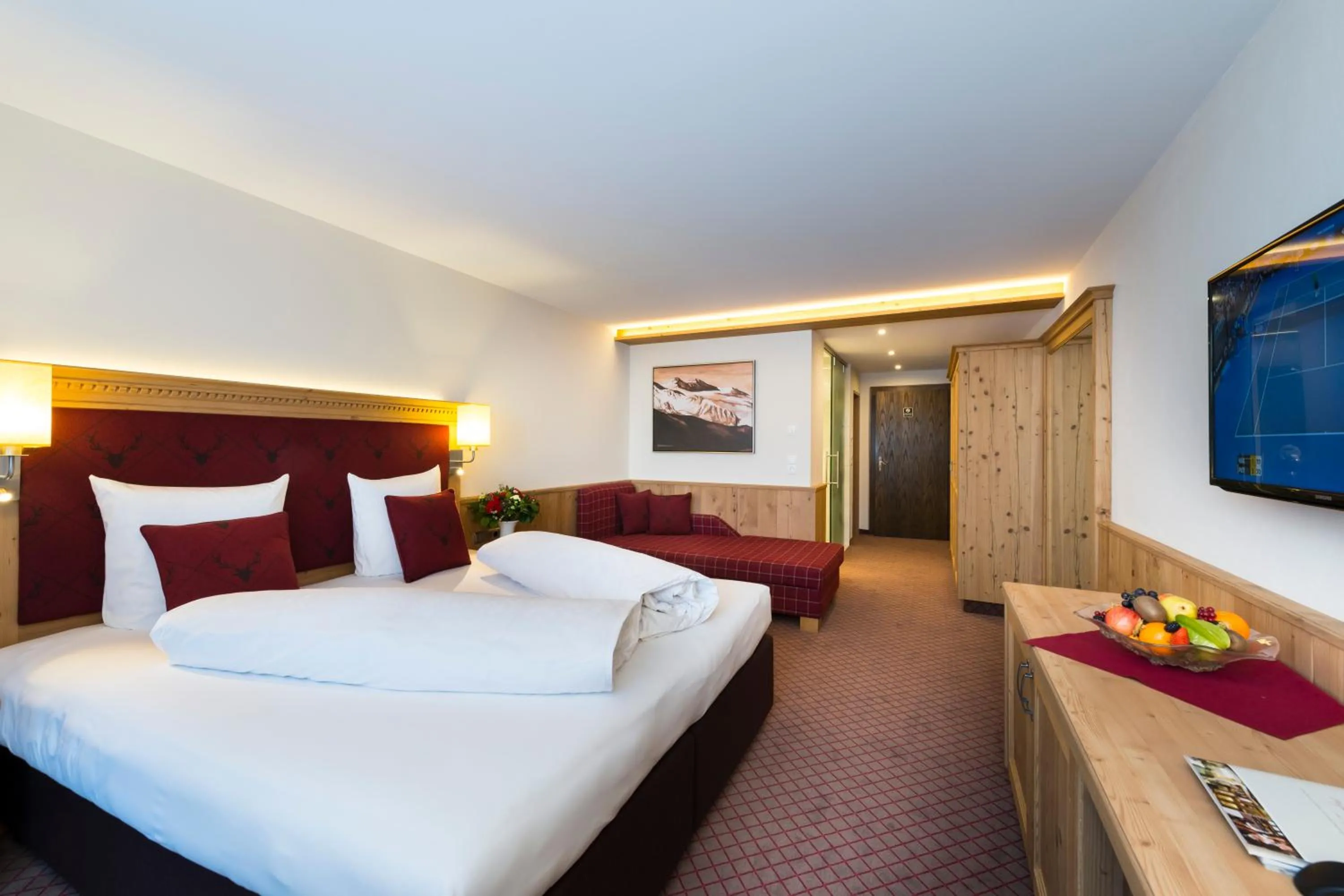 Seating area, Bed in Alpensporthotel Mutterberg