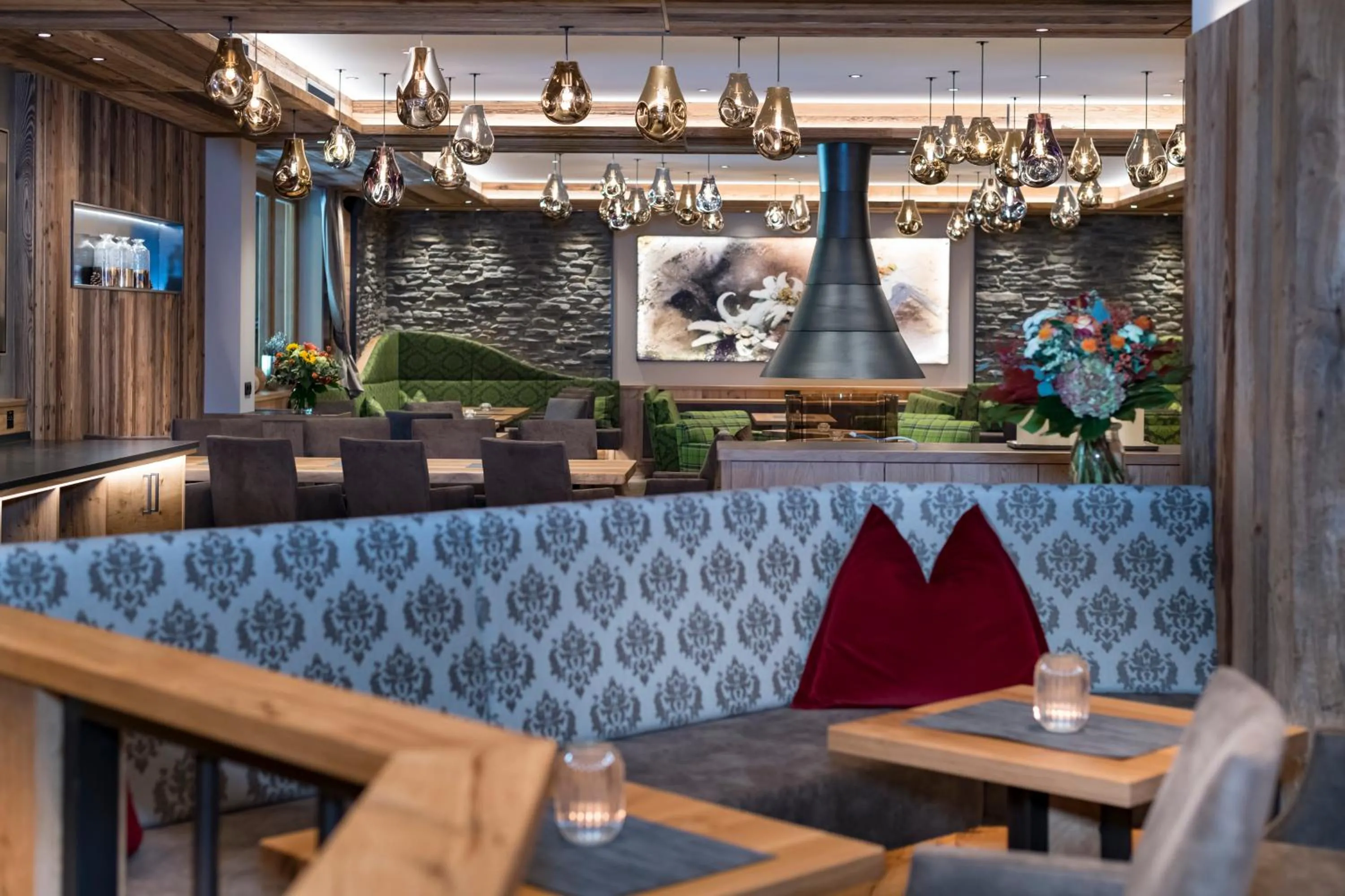 Lounge or bar in Alpensporthotel Mutterberg