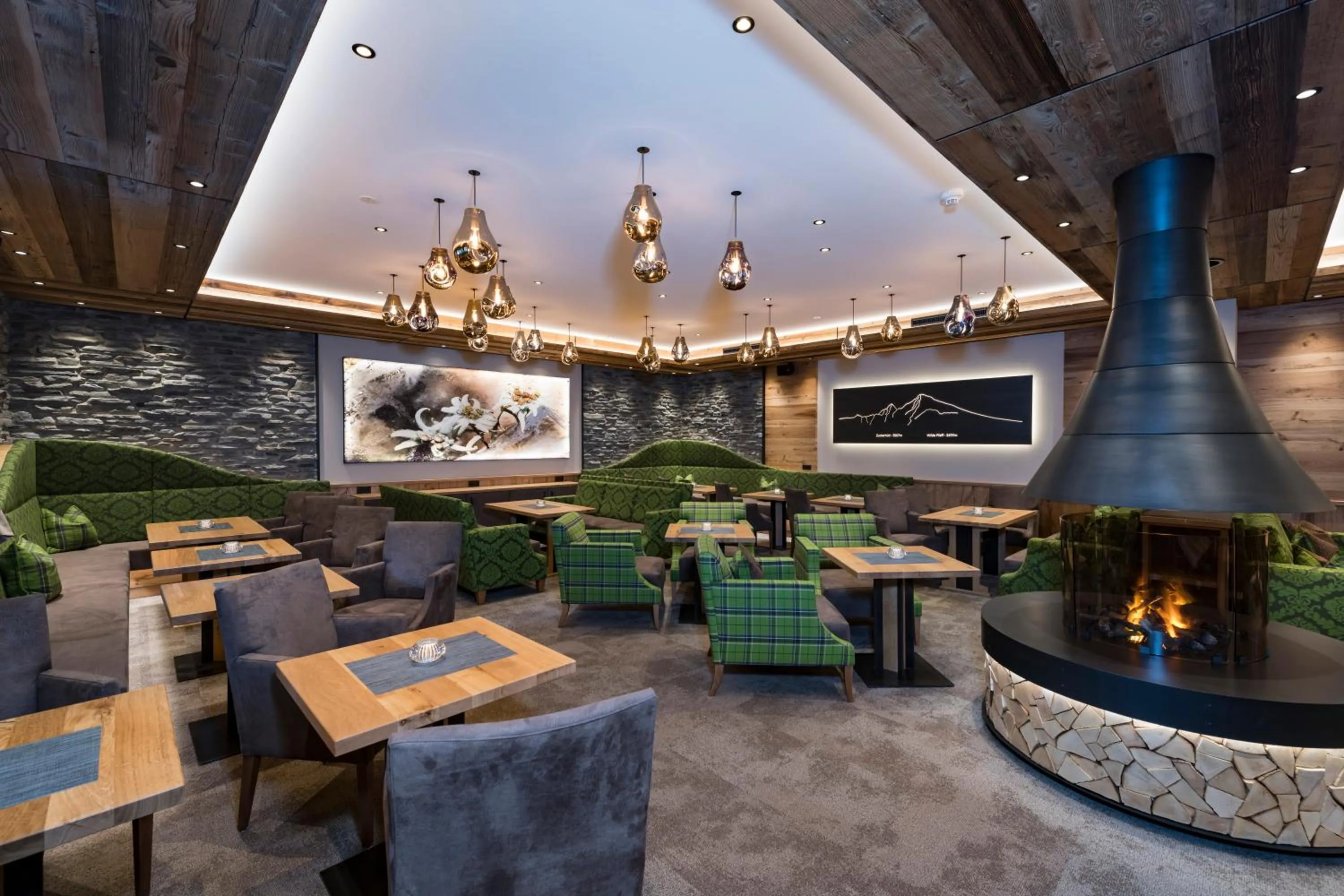Lobby or reception in Alpensporthotel Mutterberg