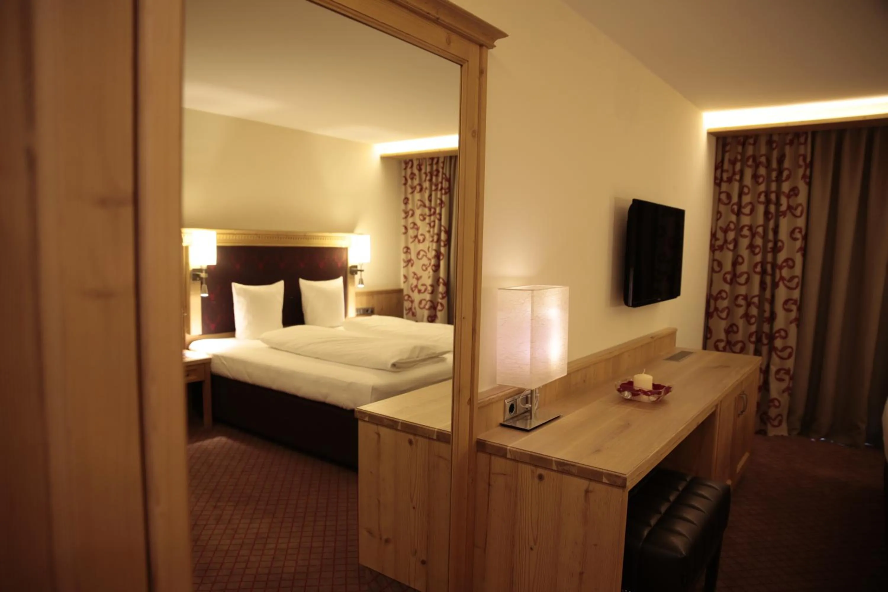 Photo of the whole room, Bed in Alpensporthotel Mutterberg