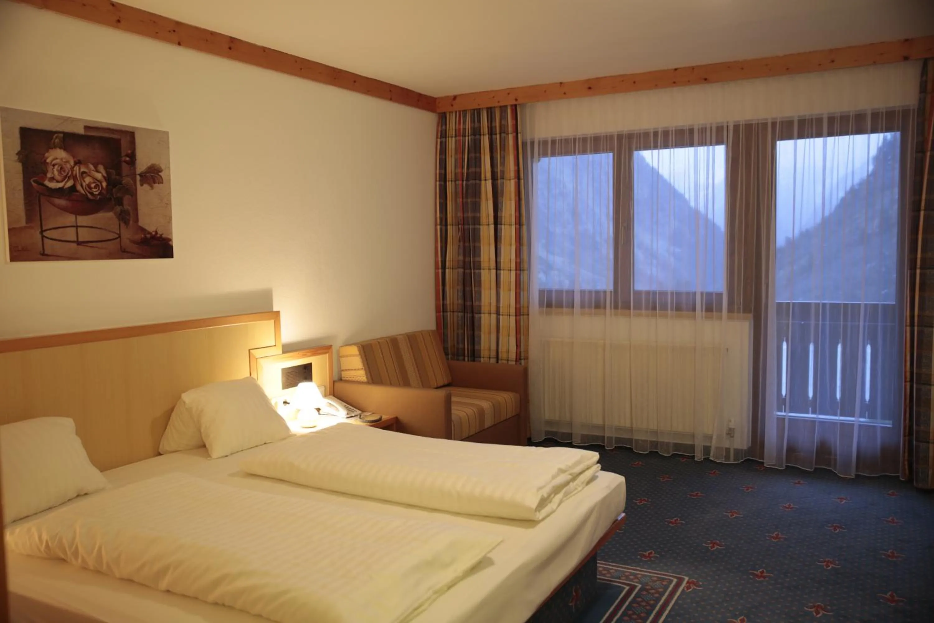 Photo of the whole room, Bed in Alpensporthotel Mutterberg