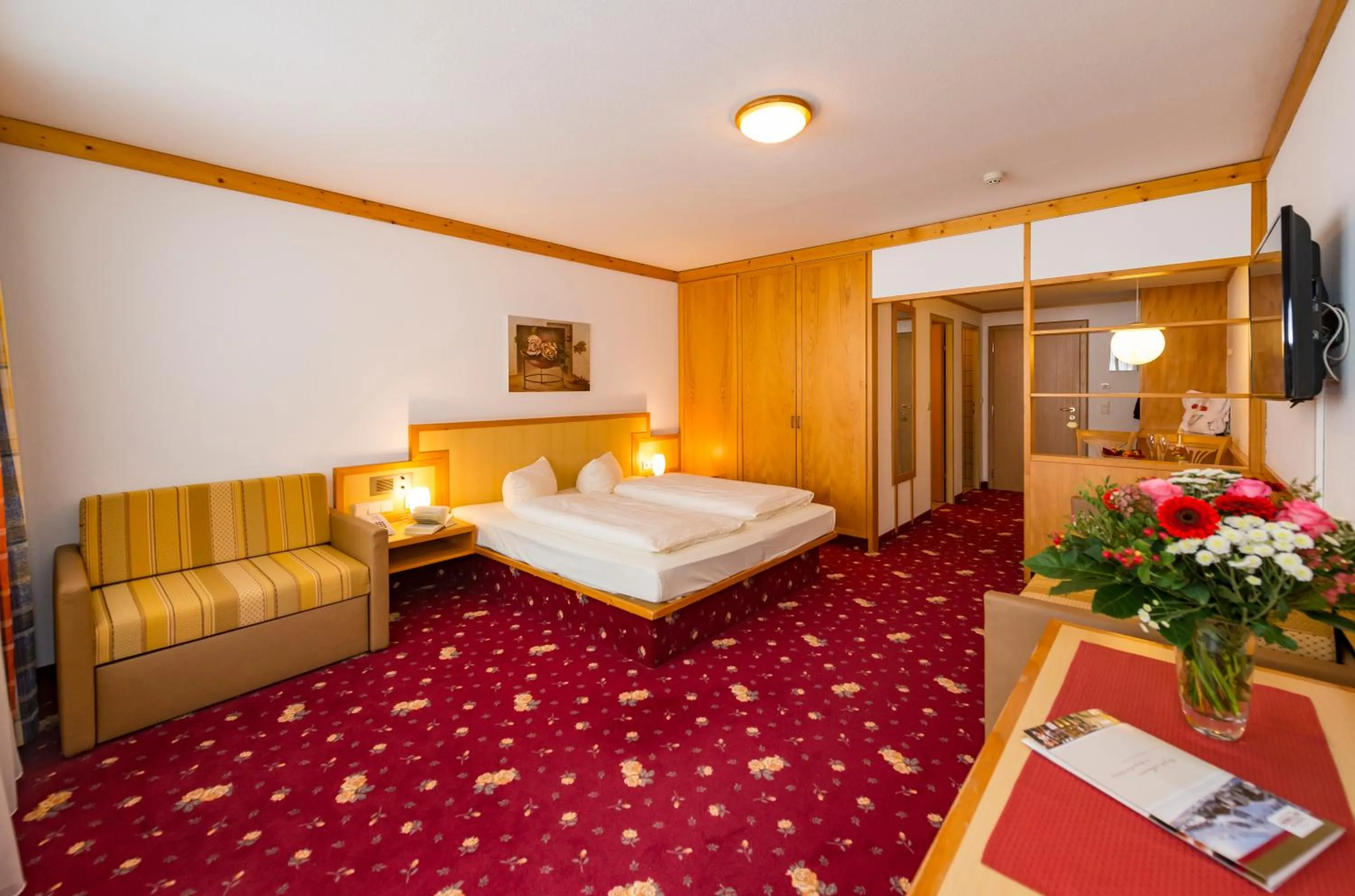 Photo of the whole room, Bed in Alpensporthotel Mutterberg