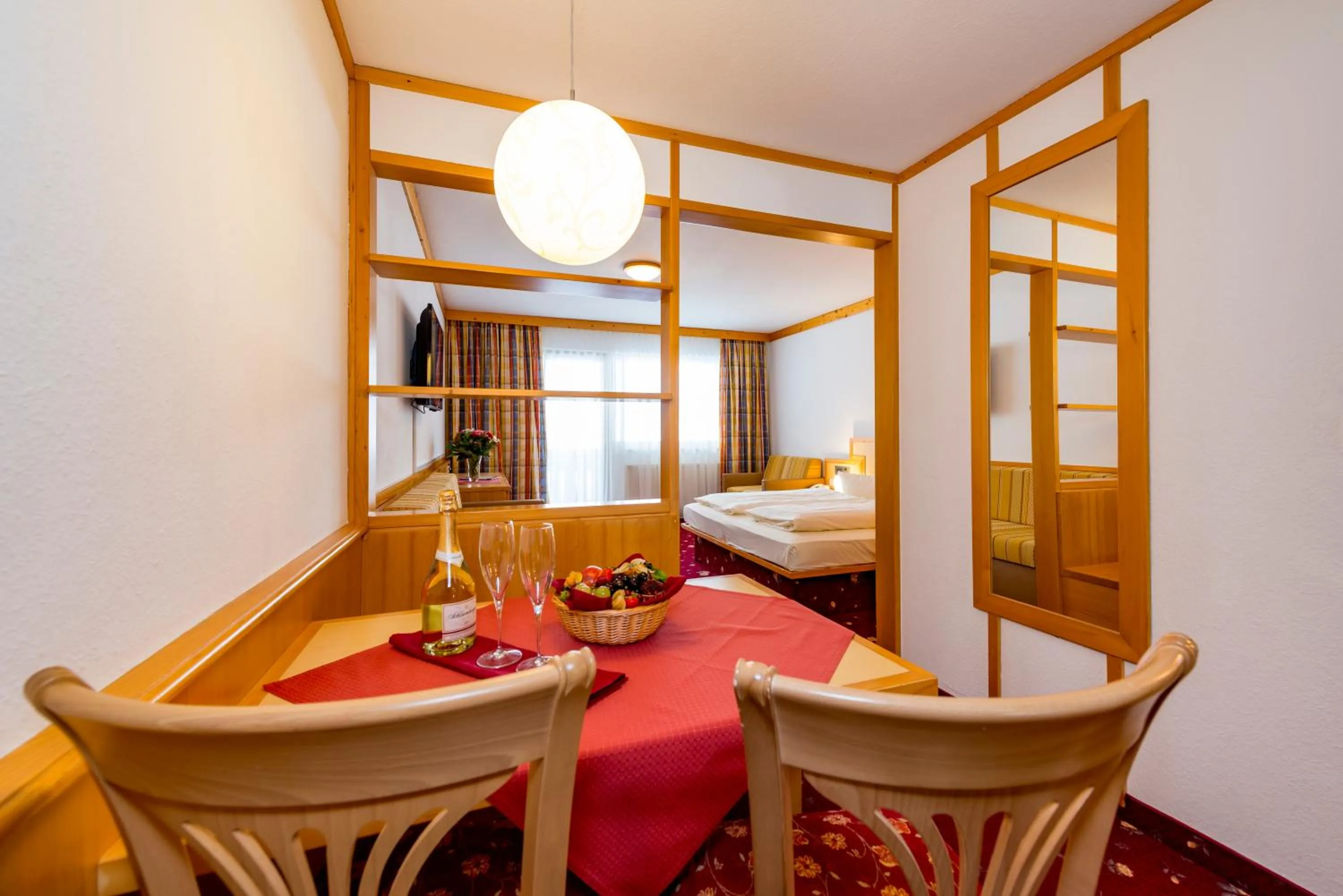 Seating area, Bed in Alpensporthotel Mutterberg