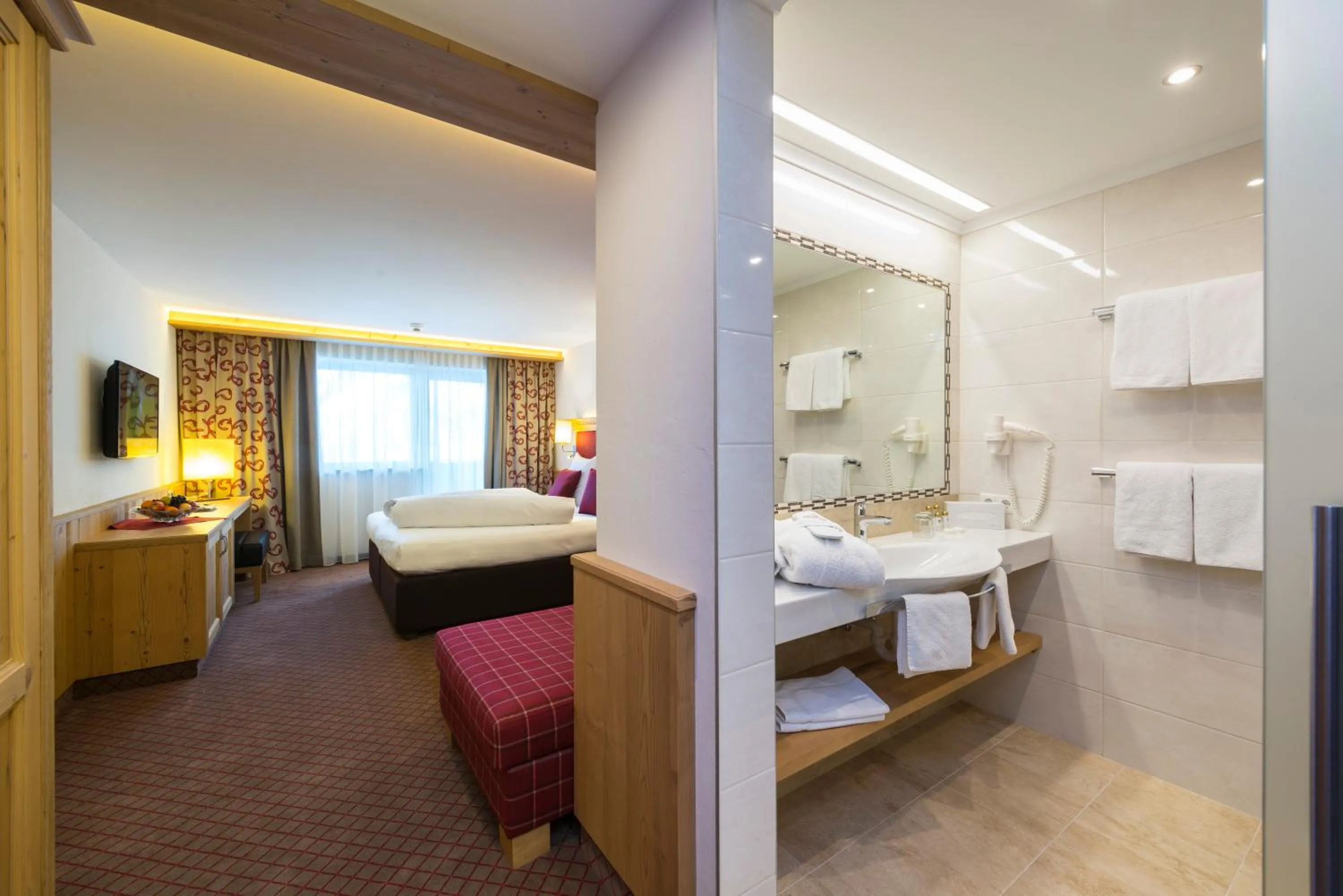 Photo of the whole room, Bed in Alpensporthotel Mutterberg