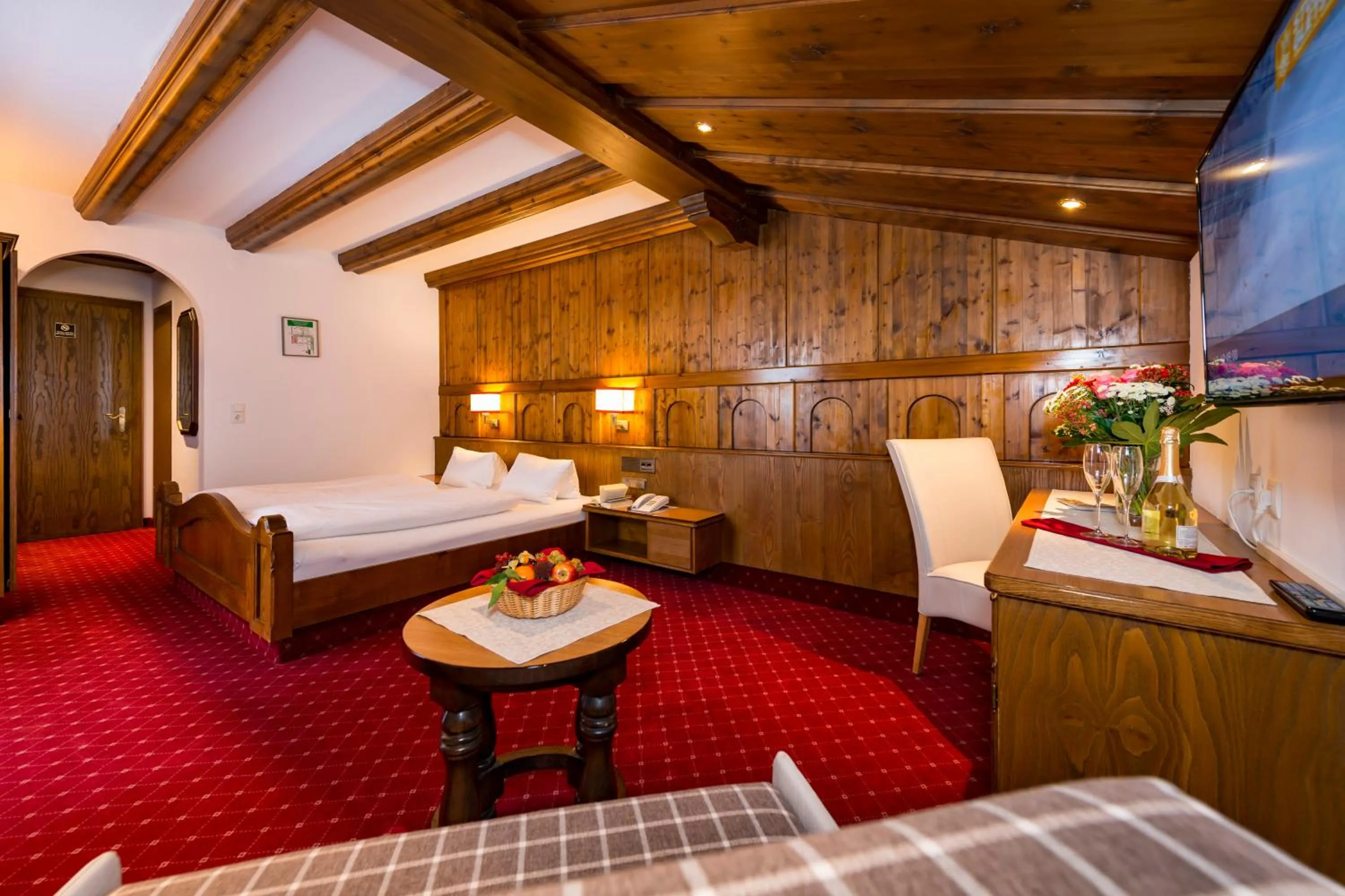 Bedroom, Bed in Alpensporthotel Mutterberg