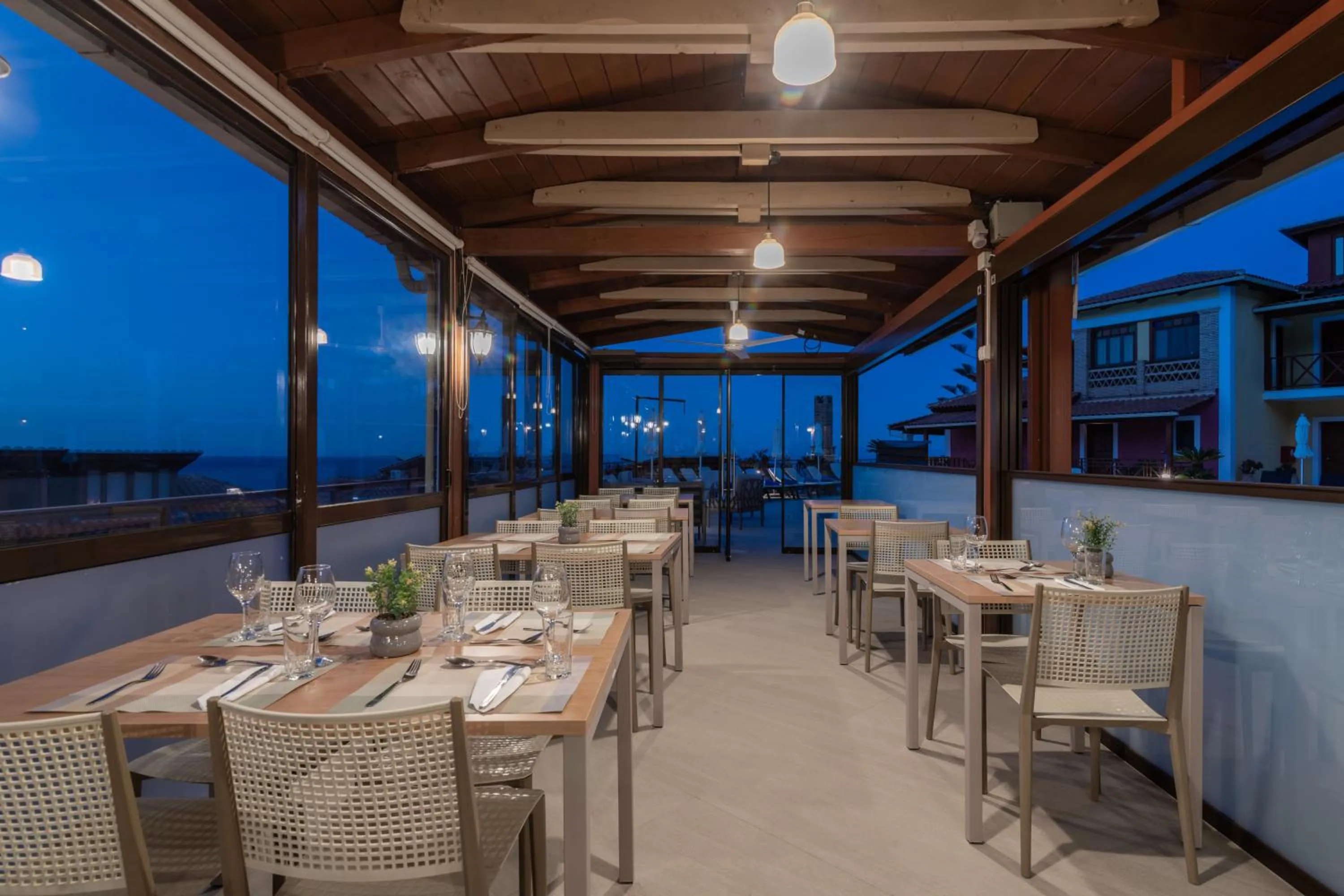 Restaurant/places to eat in Sea View Village