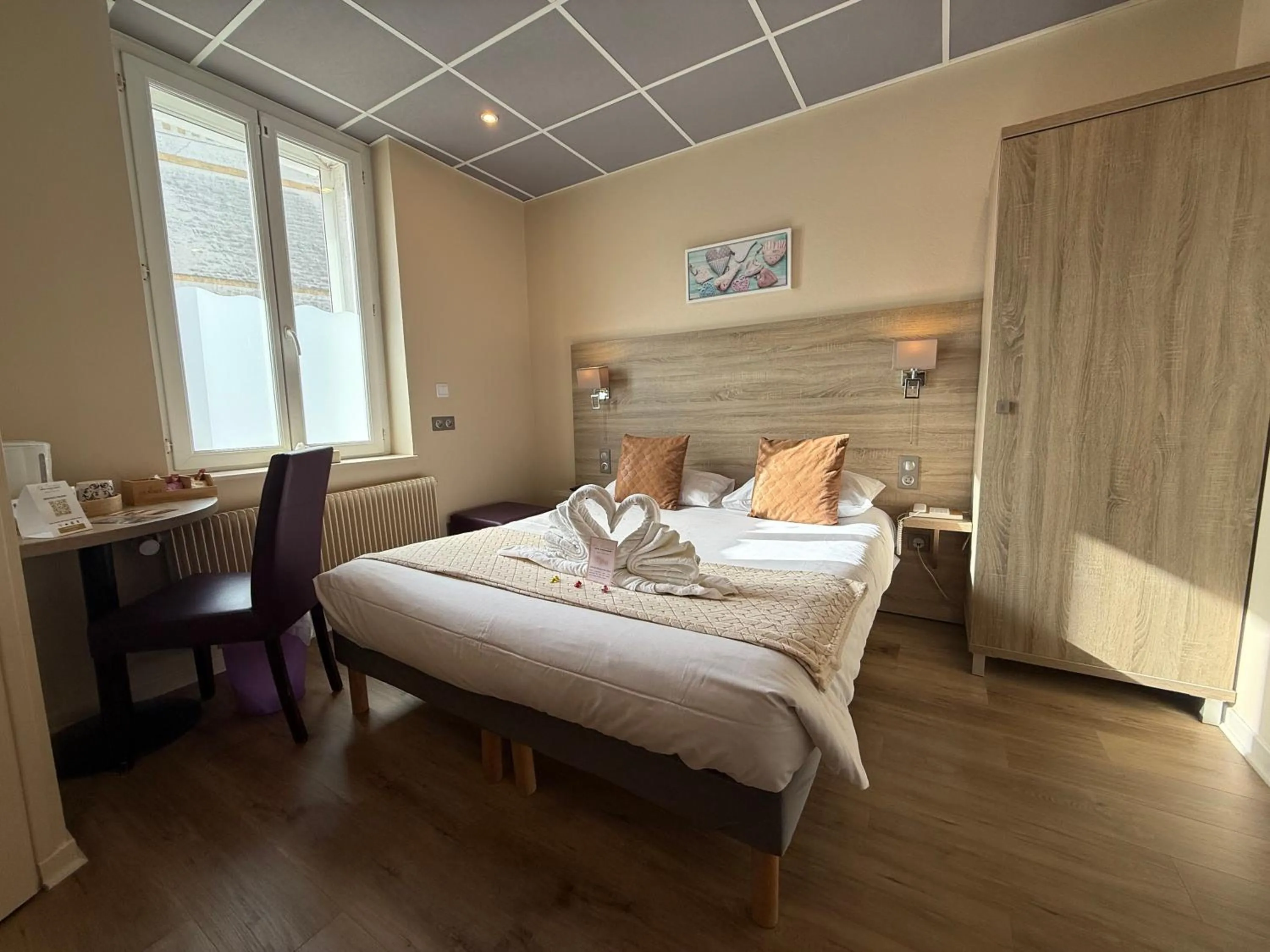 Photo of the whole room, Bed in Hotel de la Terrasse