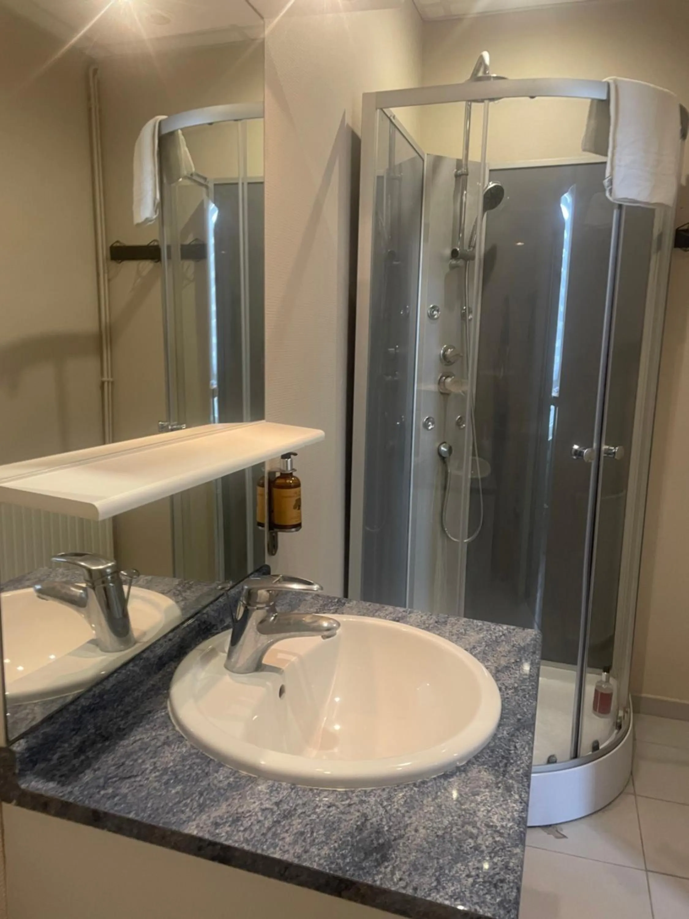 Shower in Hotel de la Terrasse