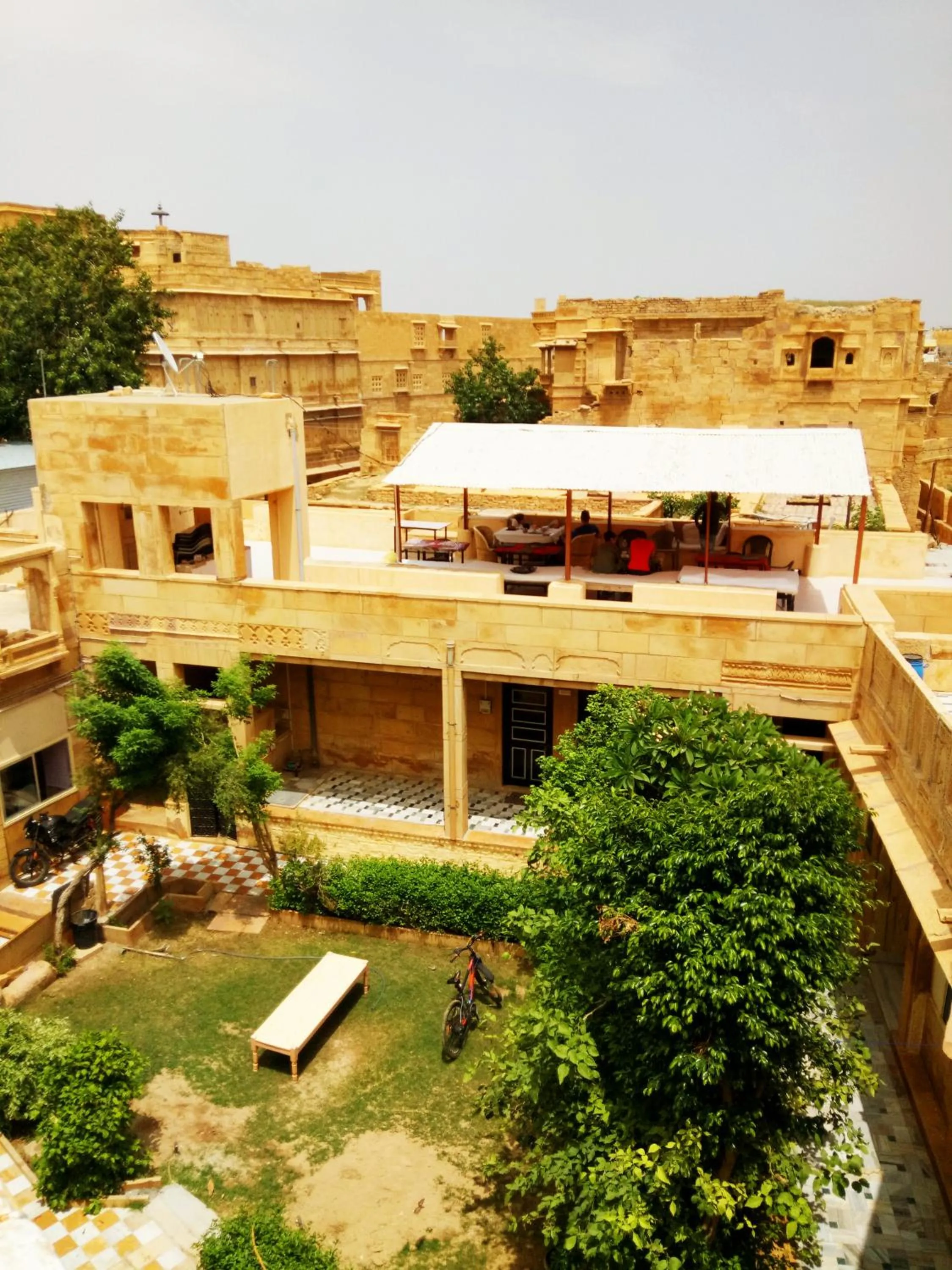 Restaurant/places to eat in Hotel Paradise