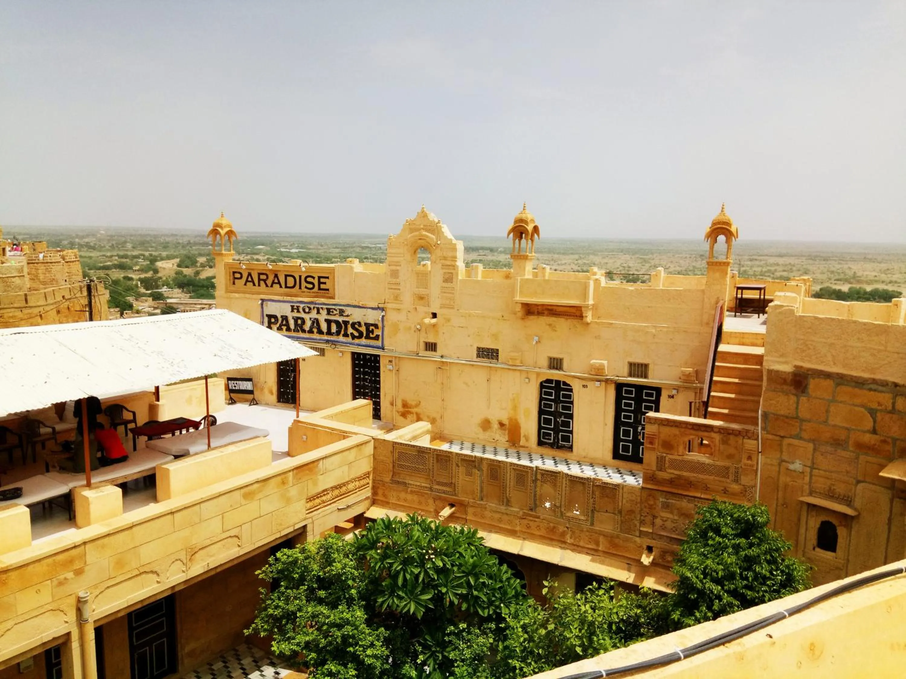 Restaurant/places to eat in Hotel Paradise