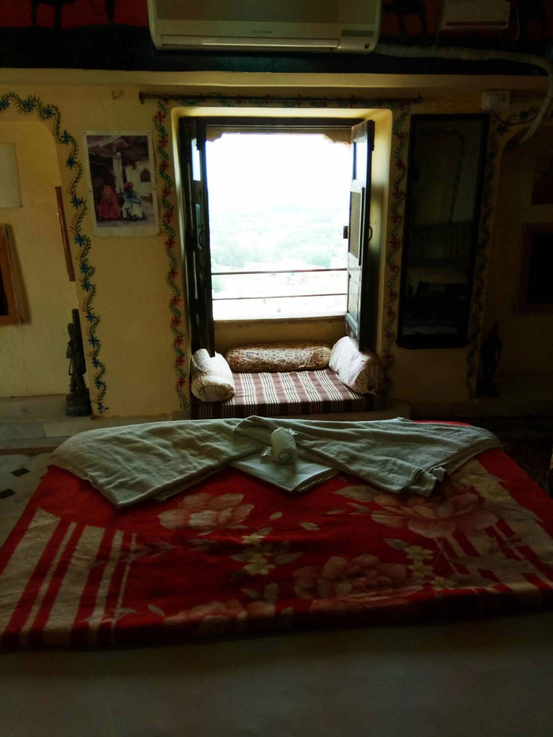 Seating area, Bed in Hotel Paradise