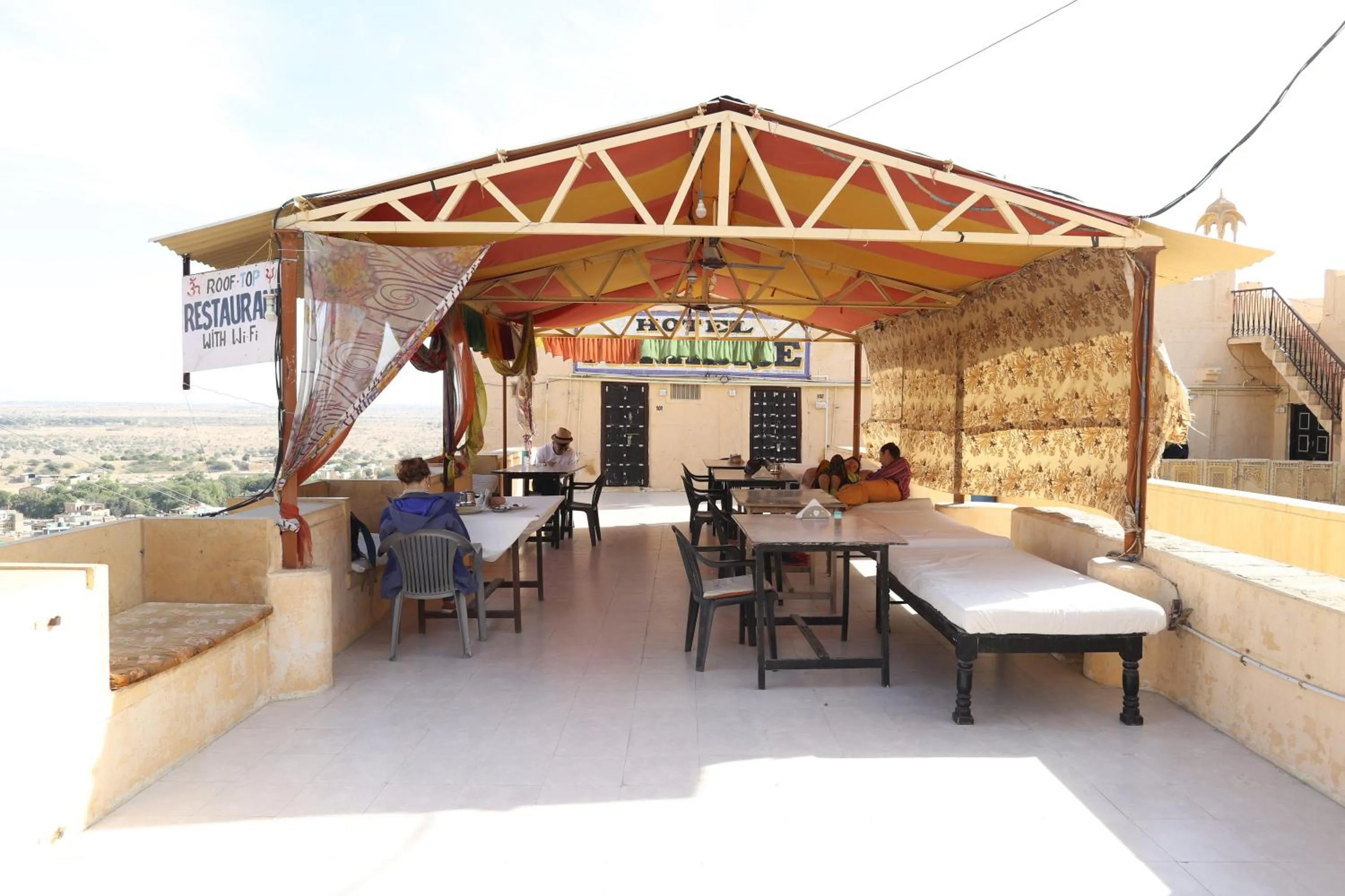 Restaurant/places to eat in Hotel Paradise