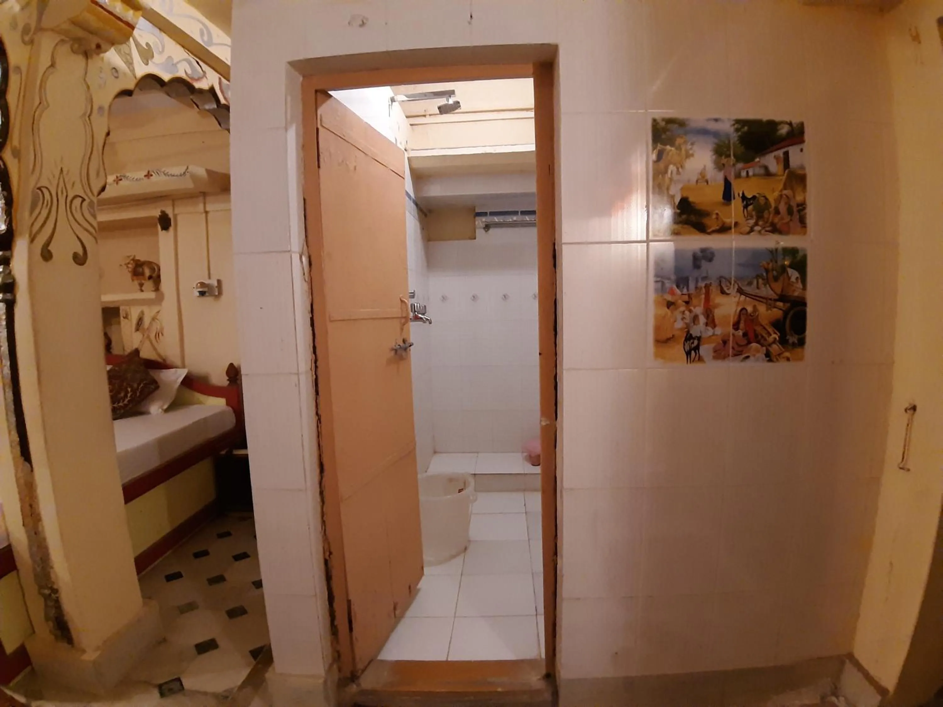 Bathroom, Bed in Hotel Paradise