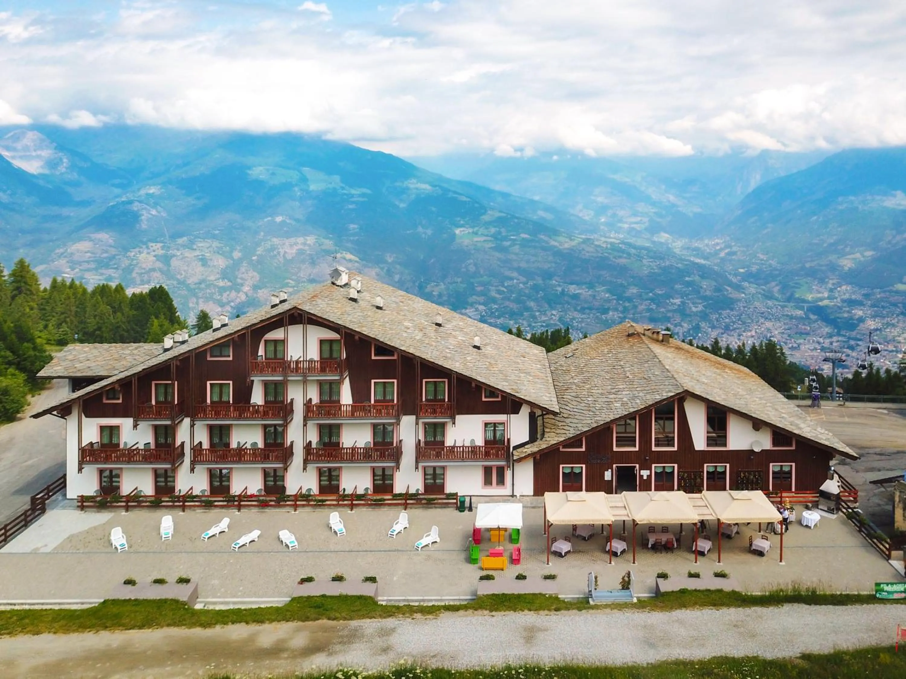 Property building in Etoile De Neige