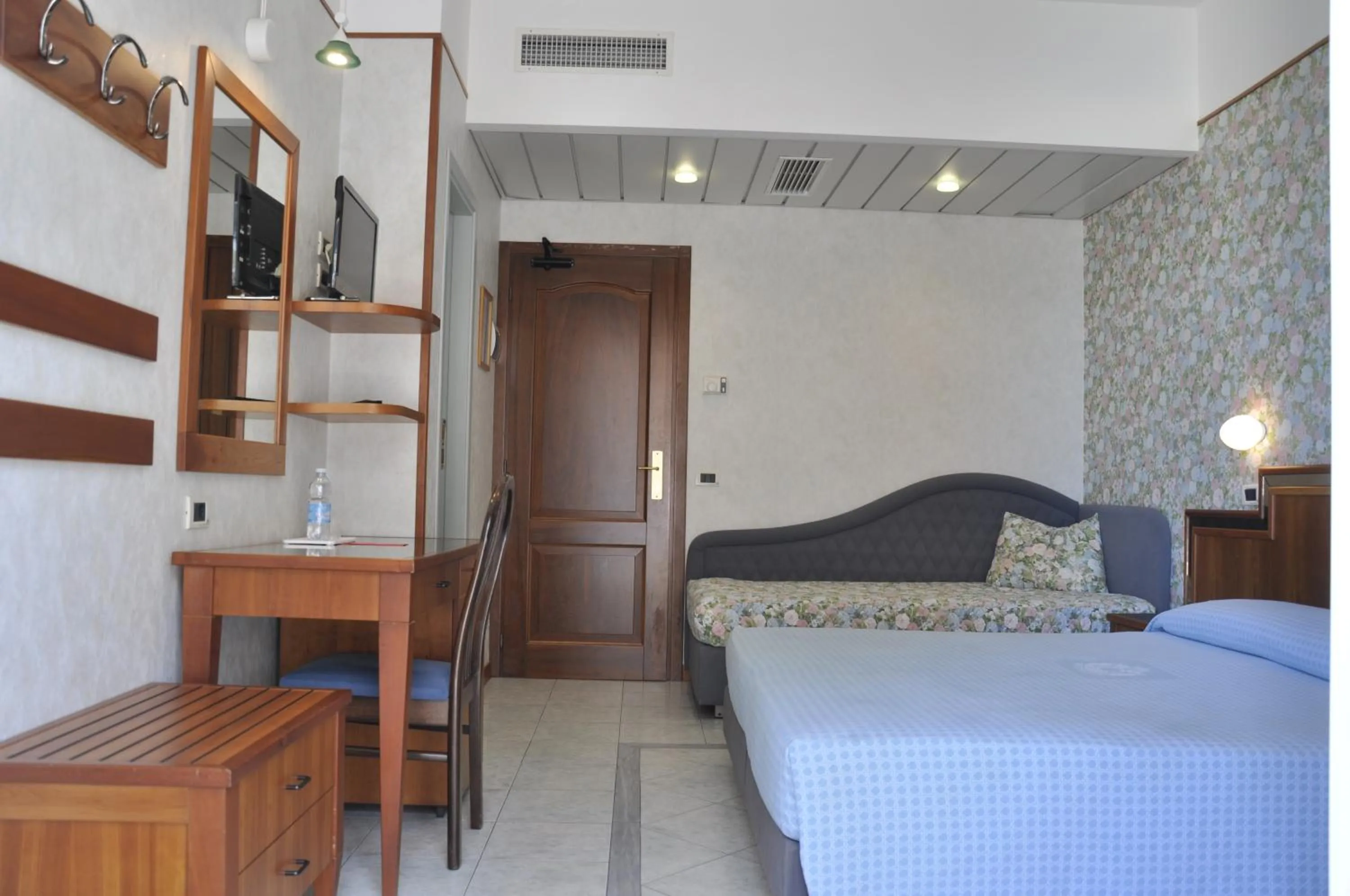 Bedroom, Bed in Hotel de France