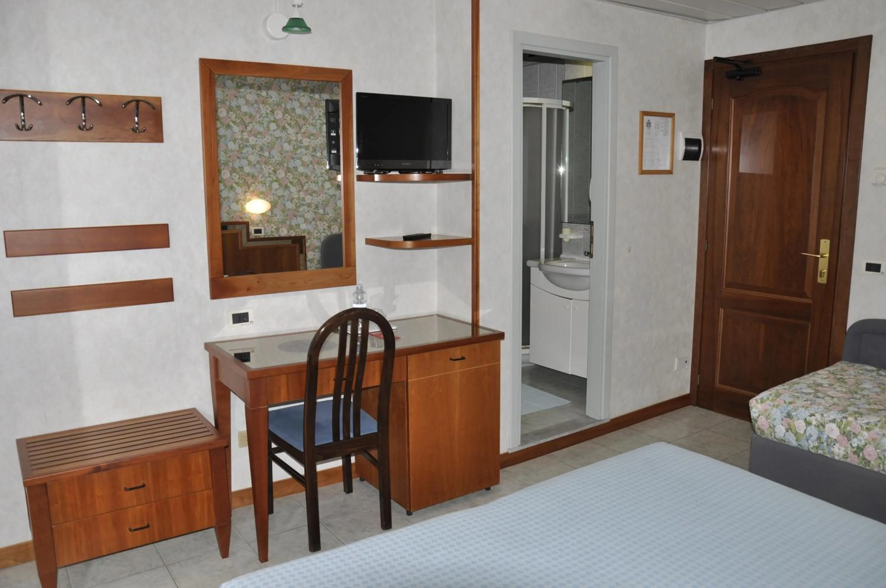 Bedroom, Bed in Hotel de France