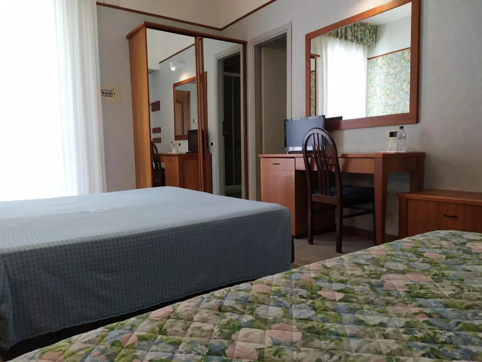 Bedroom, Bed in Hotel de France