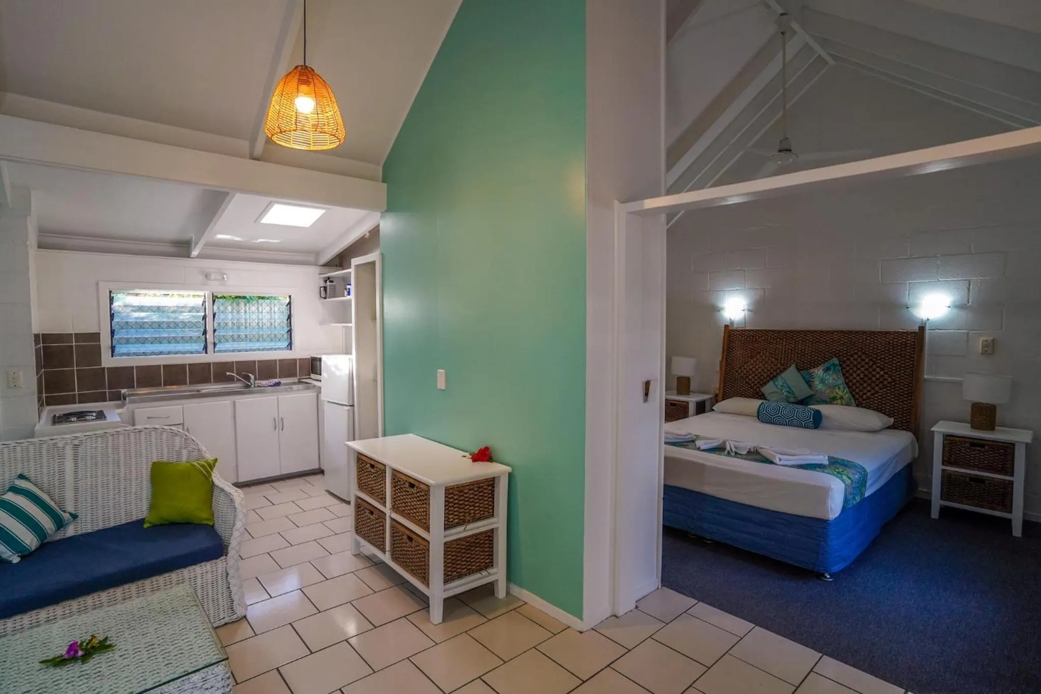 Kitchen or kitchenette, Bed in The Black Pearl Beachside Apartments