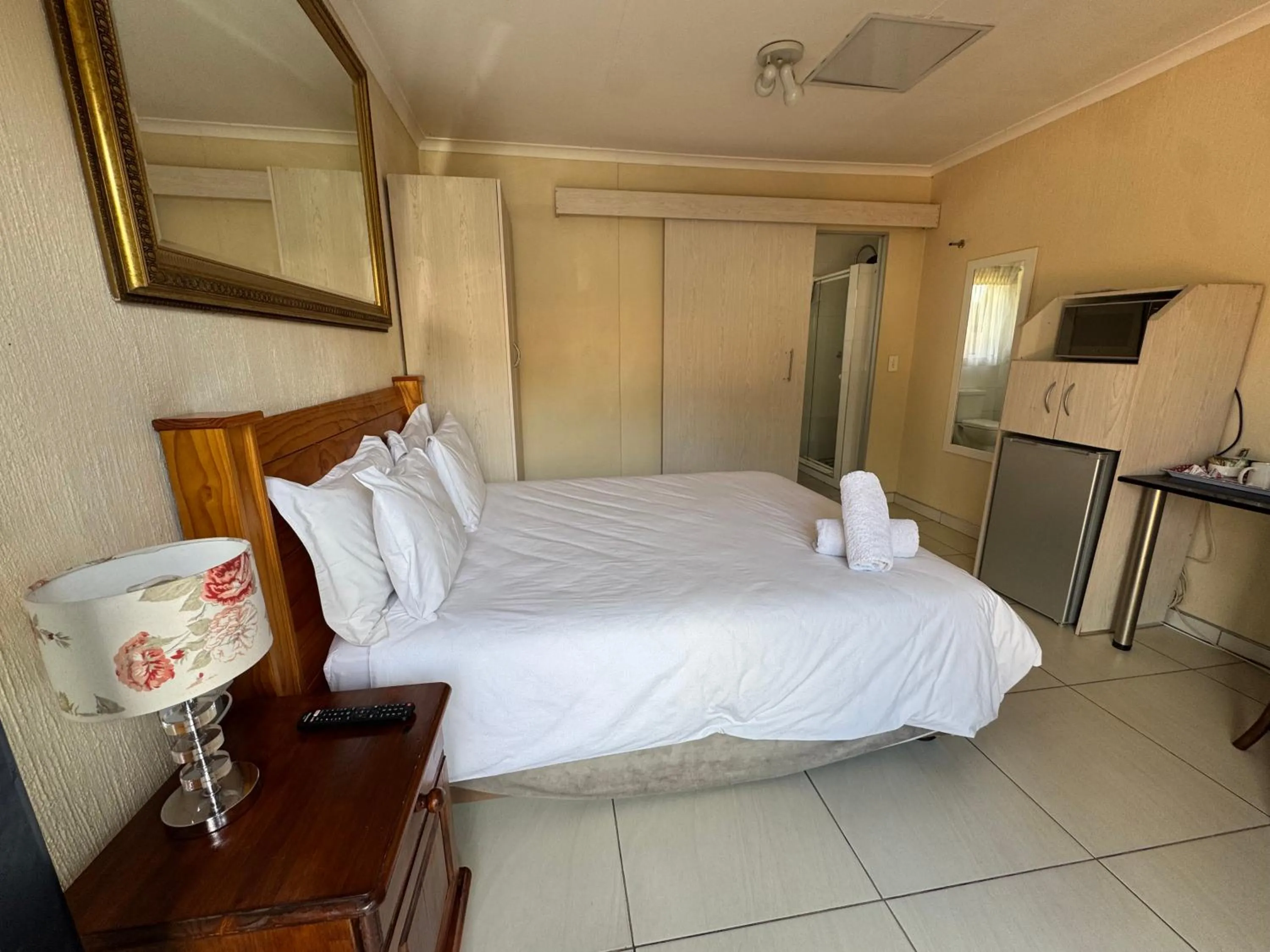 Bedroom, Bed in 8 Ibis Lane Guest House