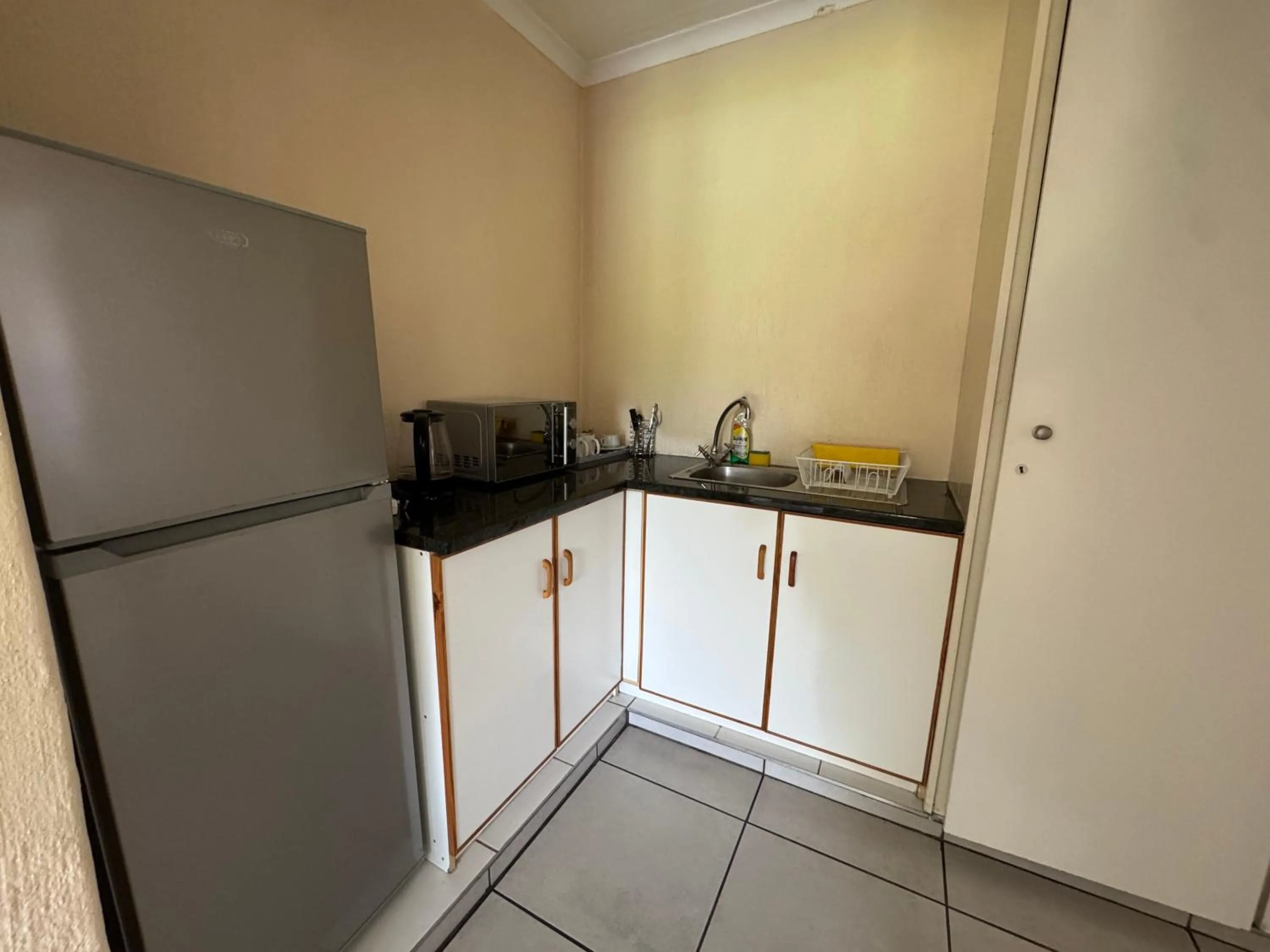 Kitchen or kitchenette in 8 Ibis Lane Guest House