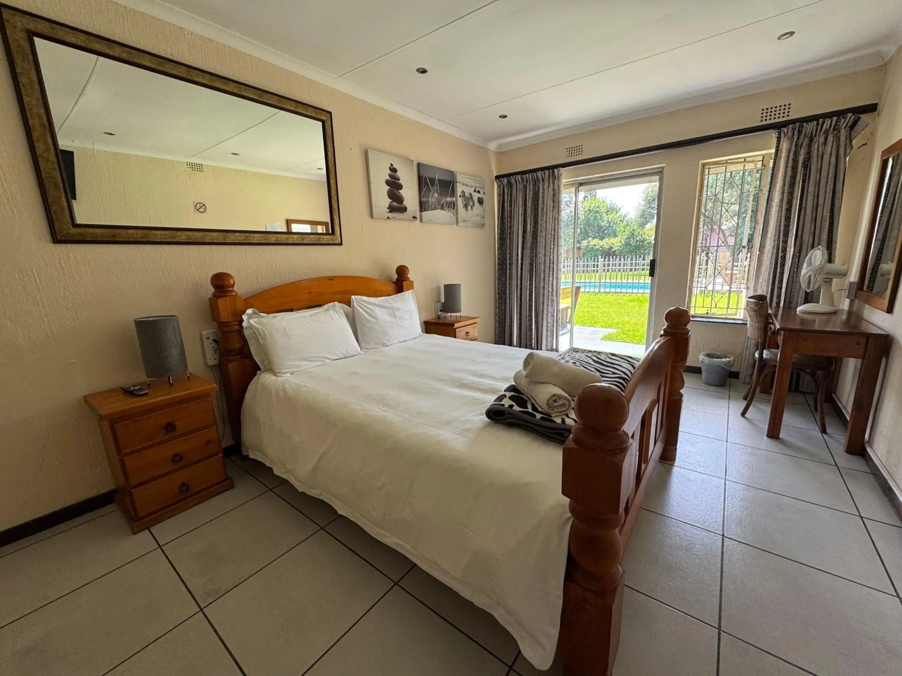 Bedroom, Bed in 8 Ibis Lane Guest House