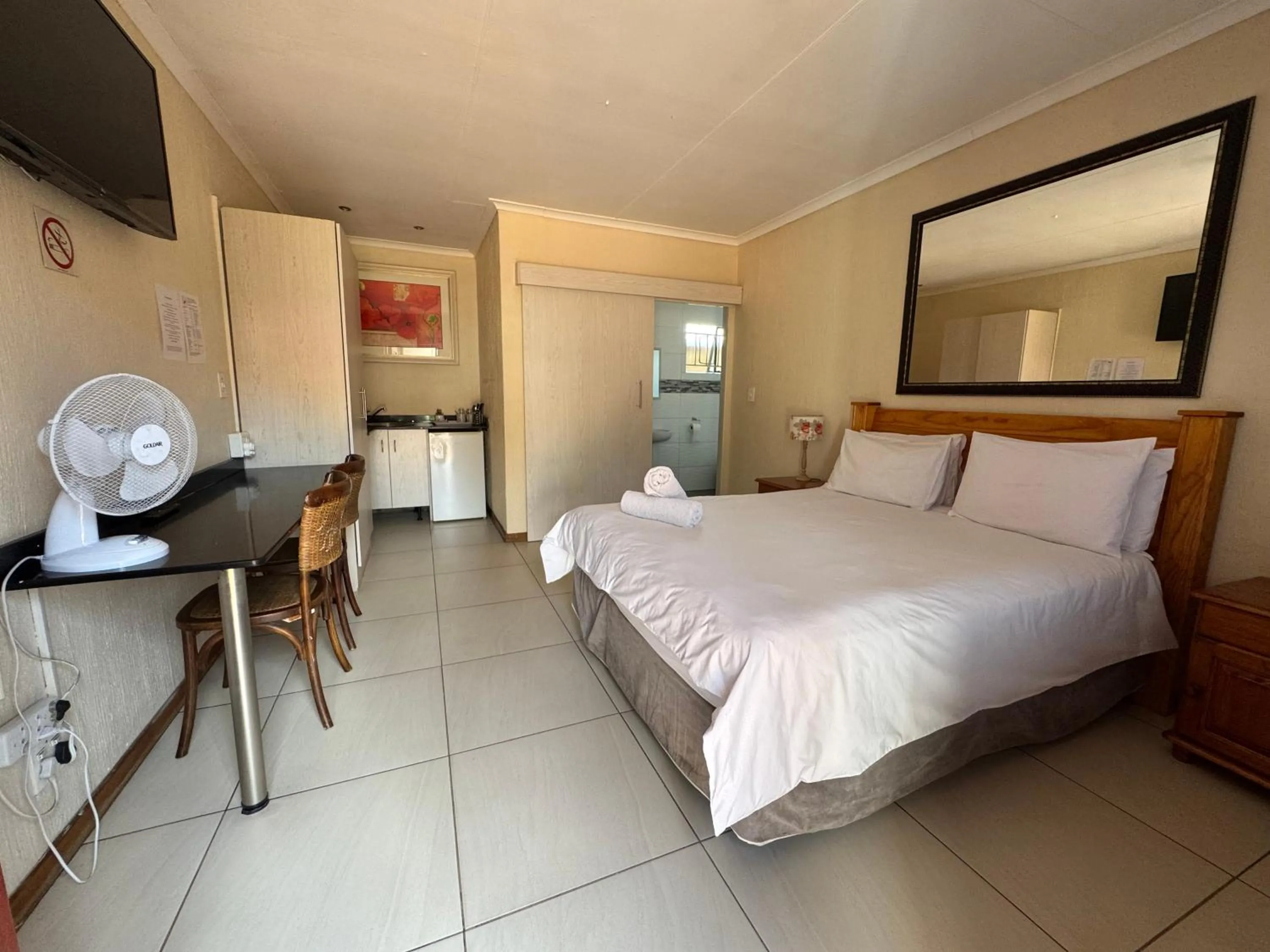 Bedroom, Bed in 8 Ibis Lane Guest House