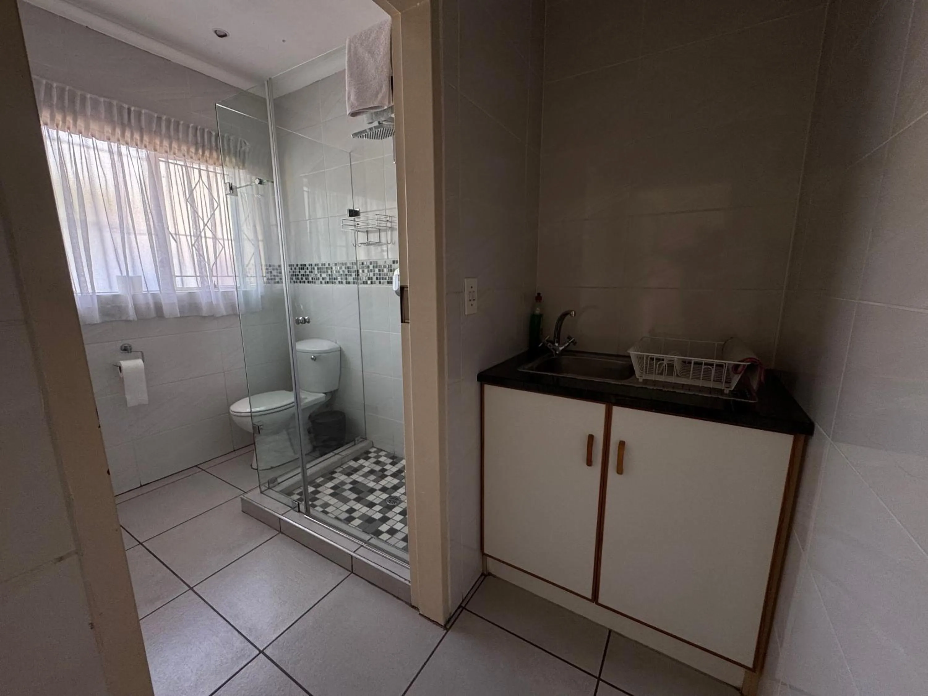 Shower in 8 Ibis Lane Guest House