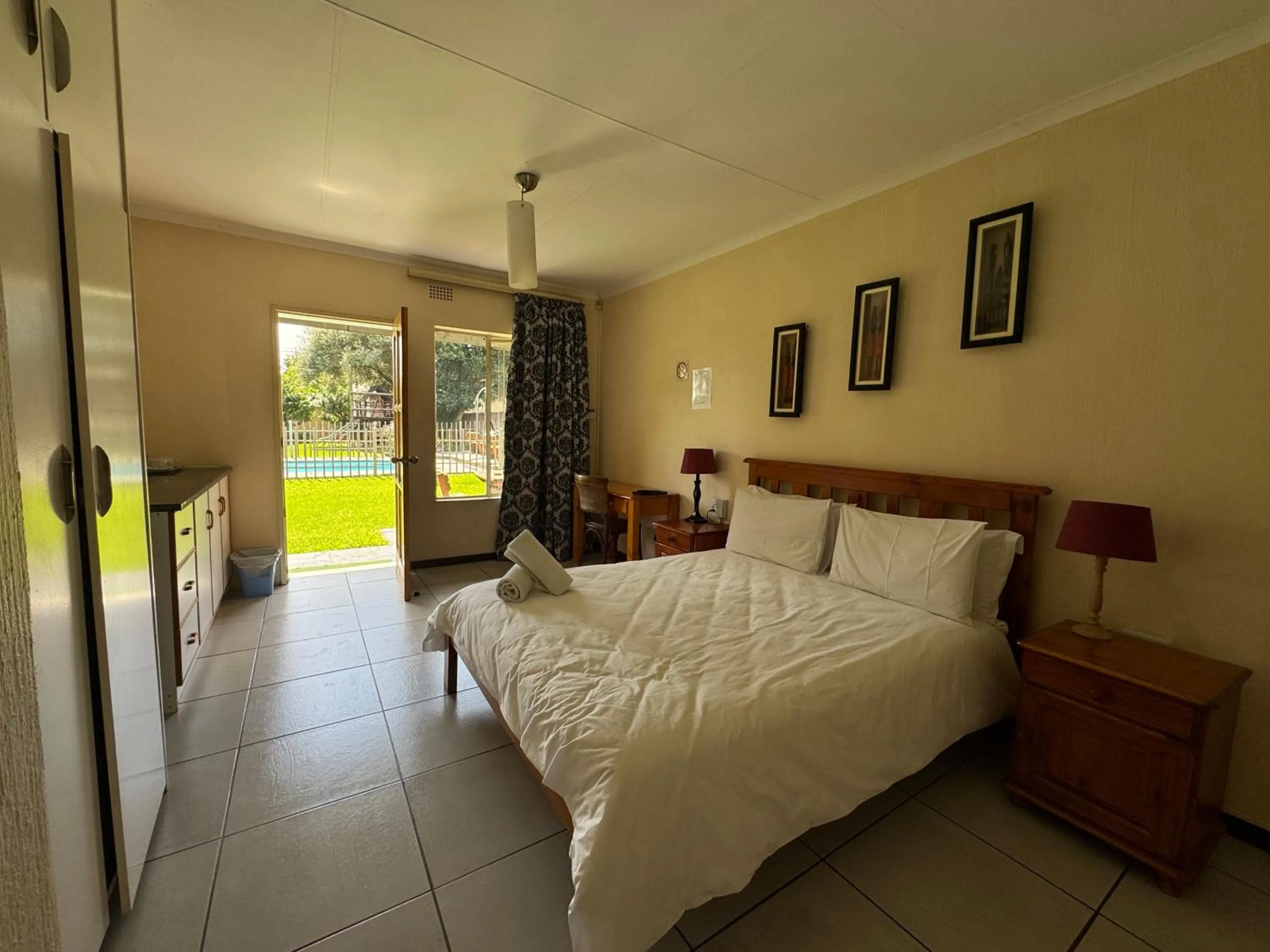 Bedroom, Bed in 8 Ibis Lane Guest House