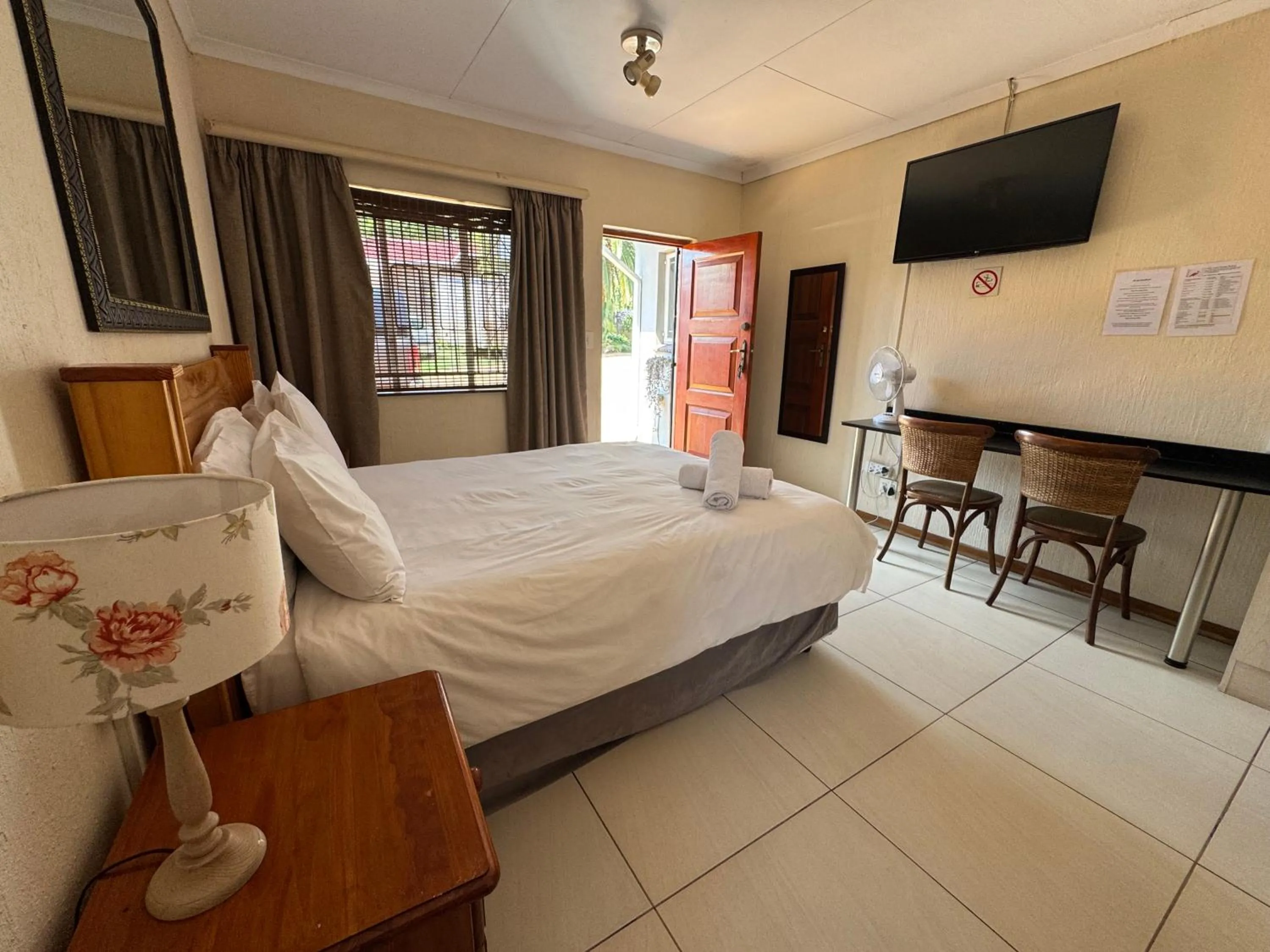 Bedroom, Bed in 8 Ibis Lane Guest House