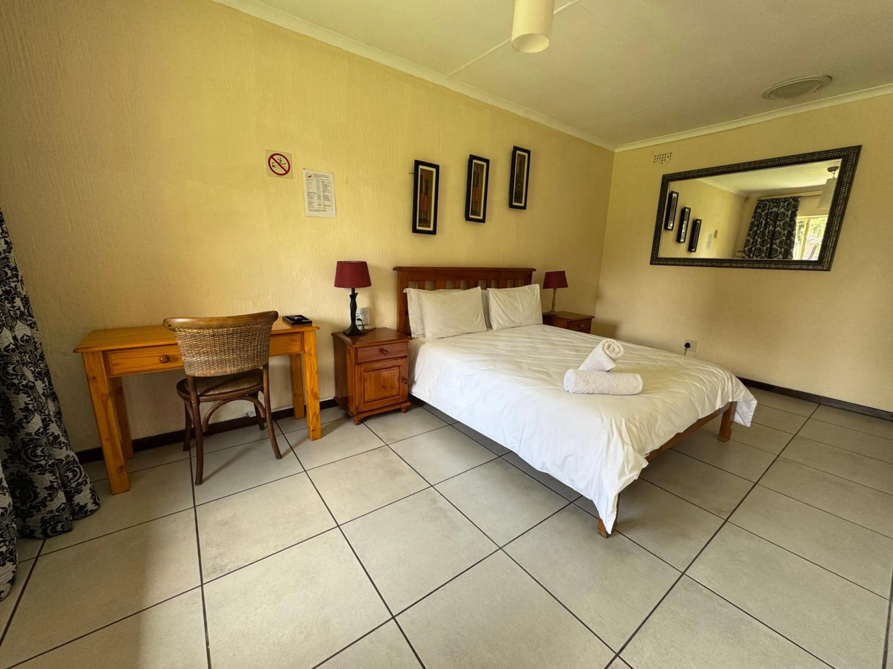 Bedroom, Bed in 8 Ibis Lane Guest House