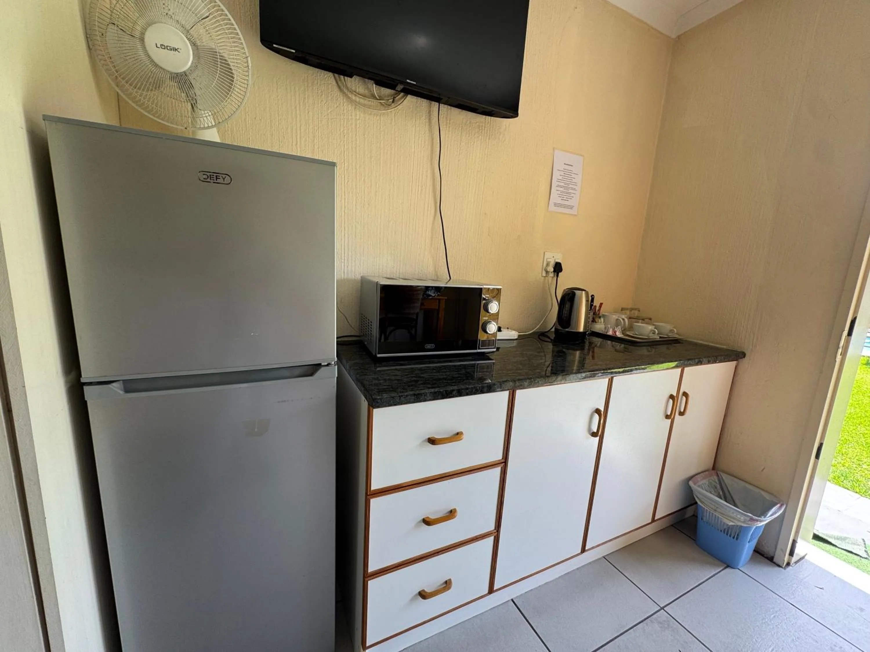 Kitchen or kitchenette in 8 Ibis Lane Guest House