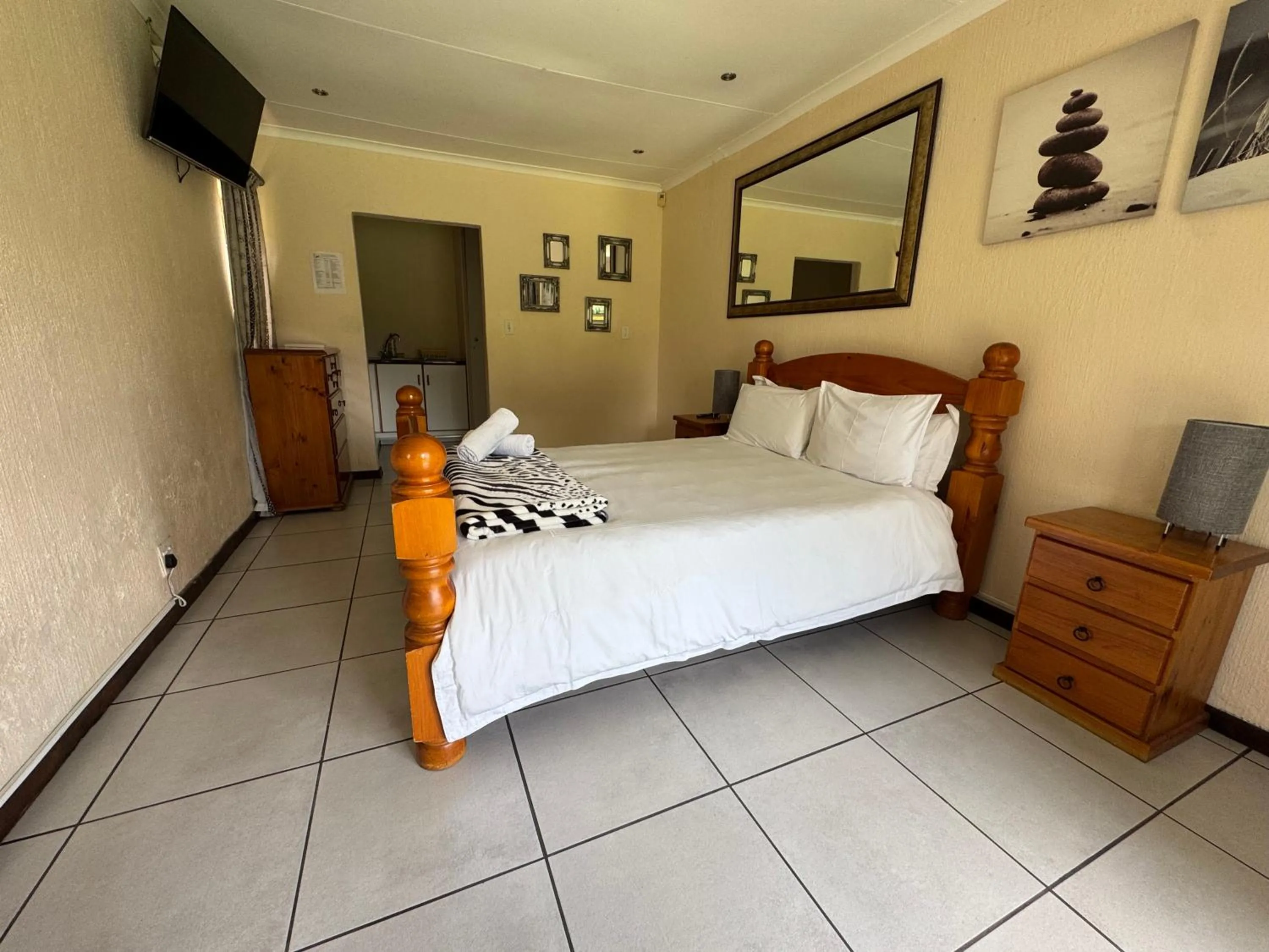 Bedroom, Bed in 8 Ibis Lane Guest House