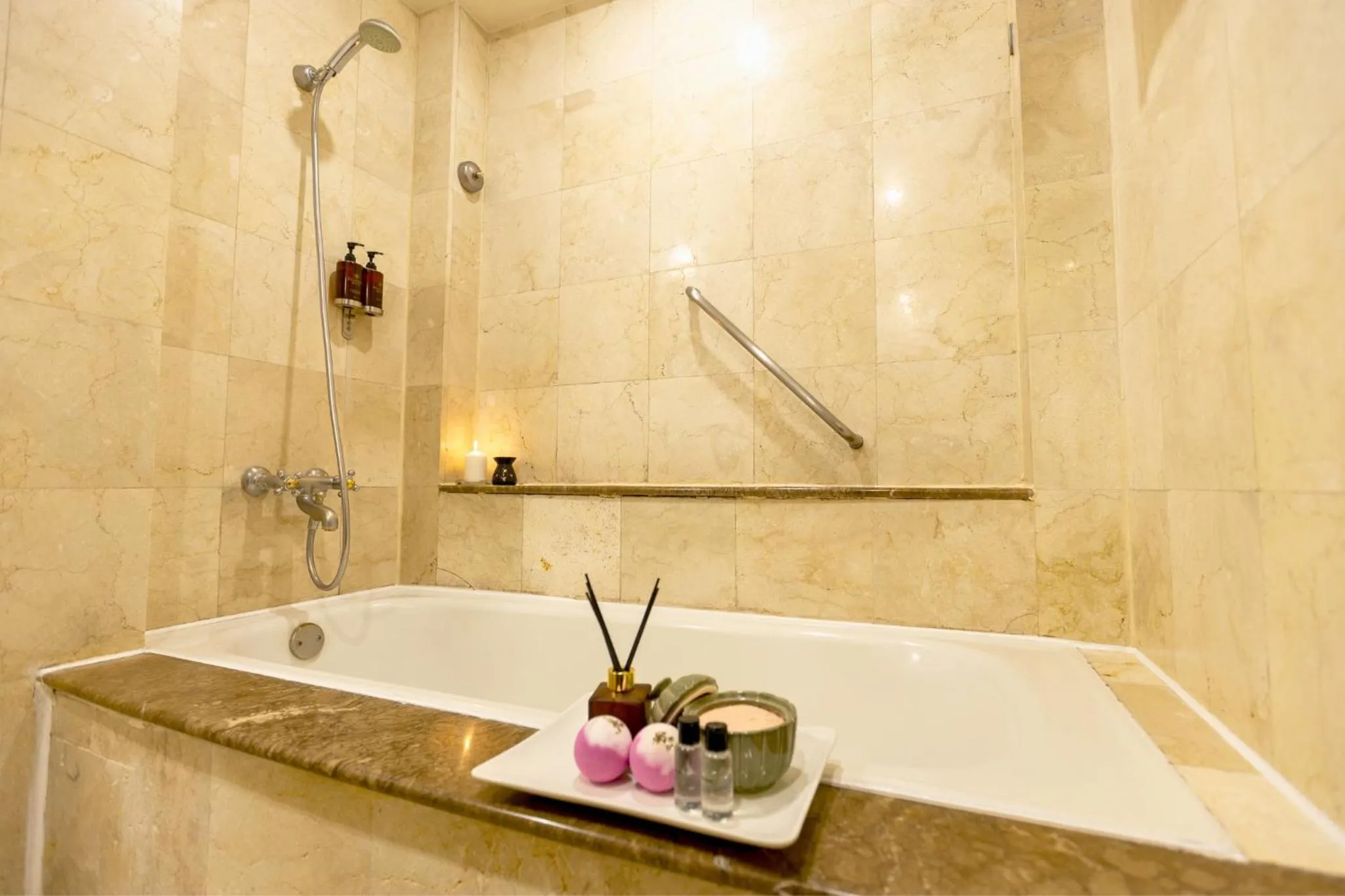 Shower in Richmonde Hotel Ortigas, Manila