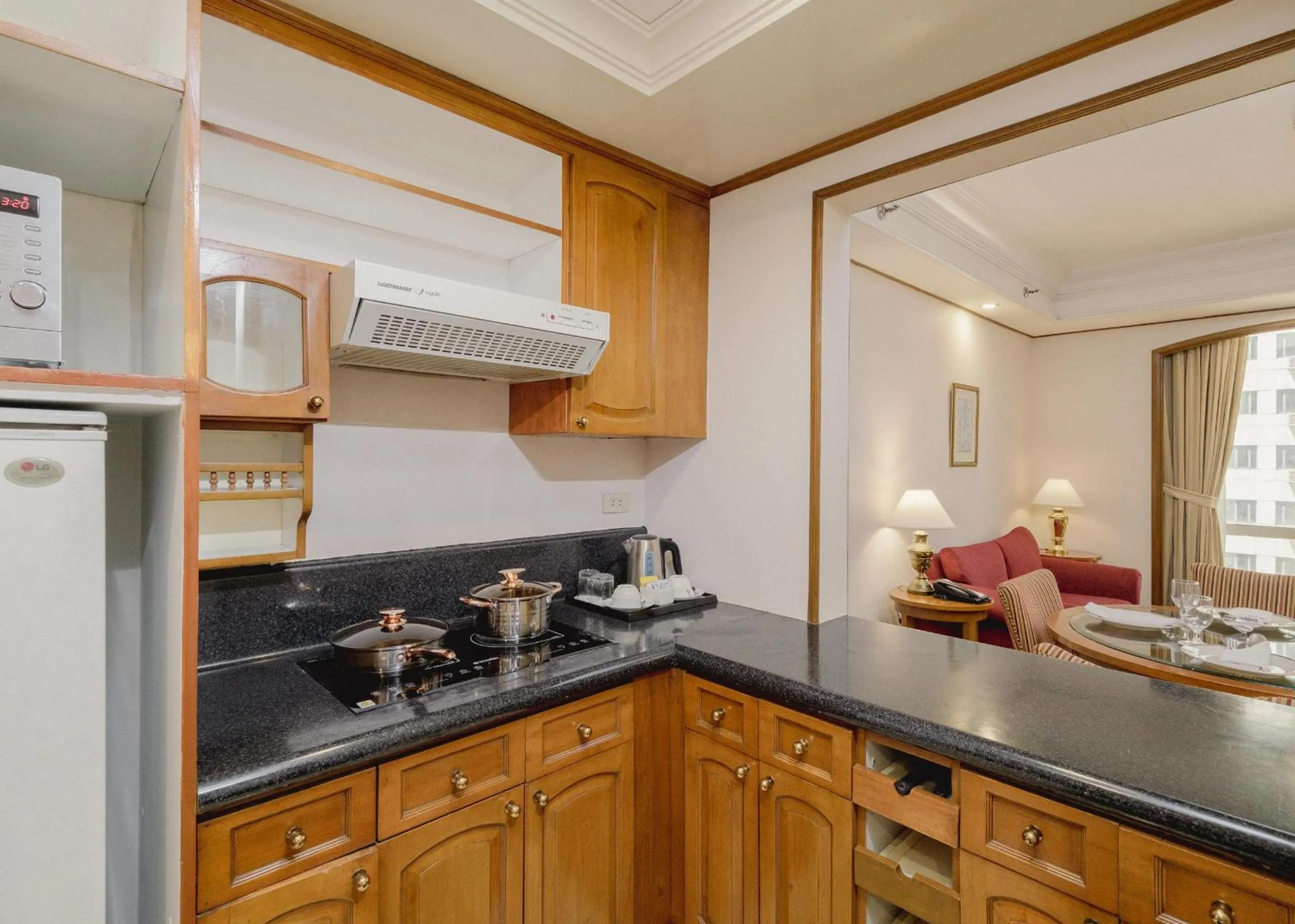 Kitchen or kitchenette in Richmonde Hotel Ortigas, Manila
