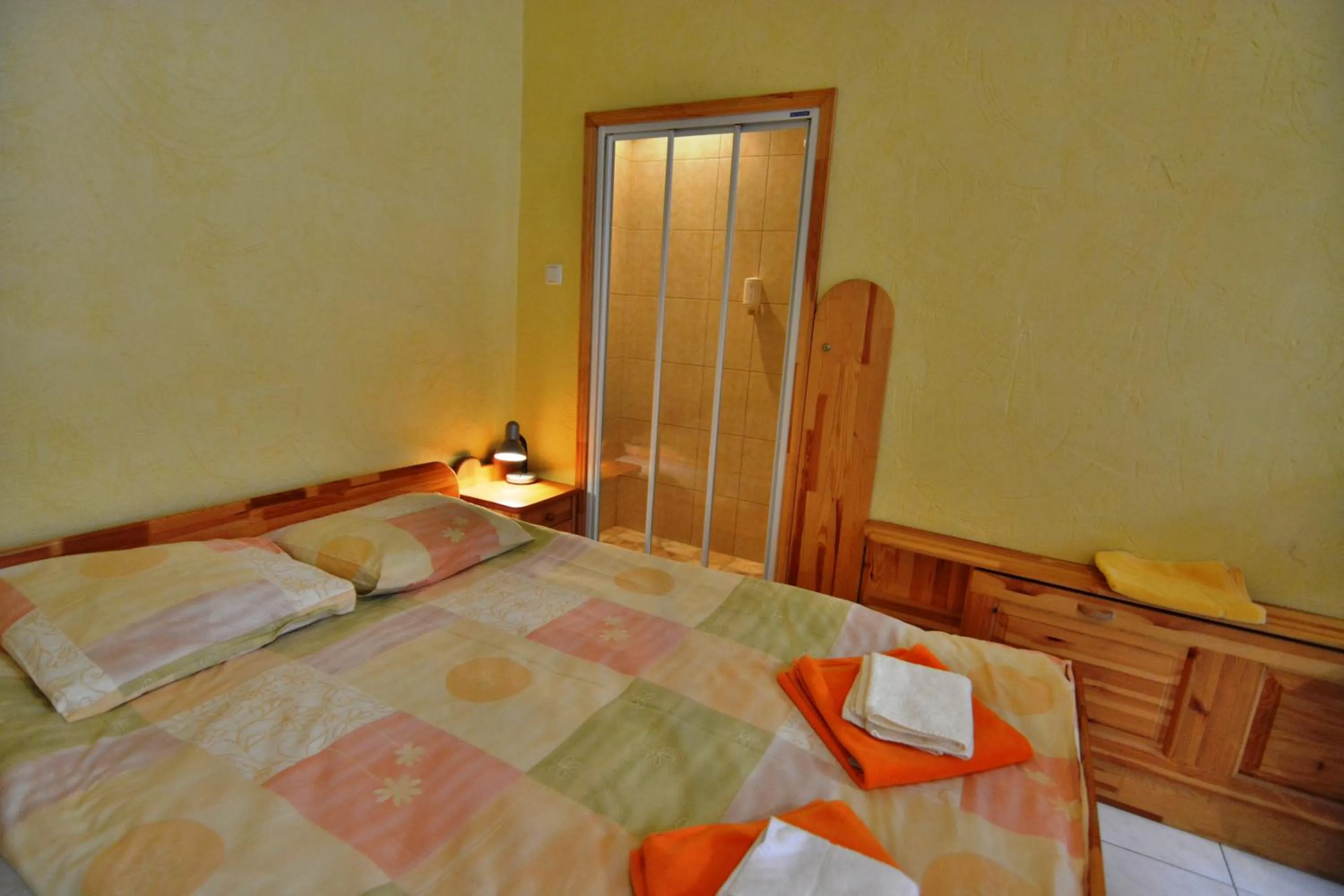 Shower, Bed in Hotel Multilux with Self Check-in