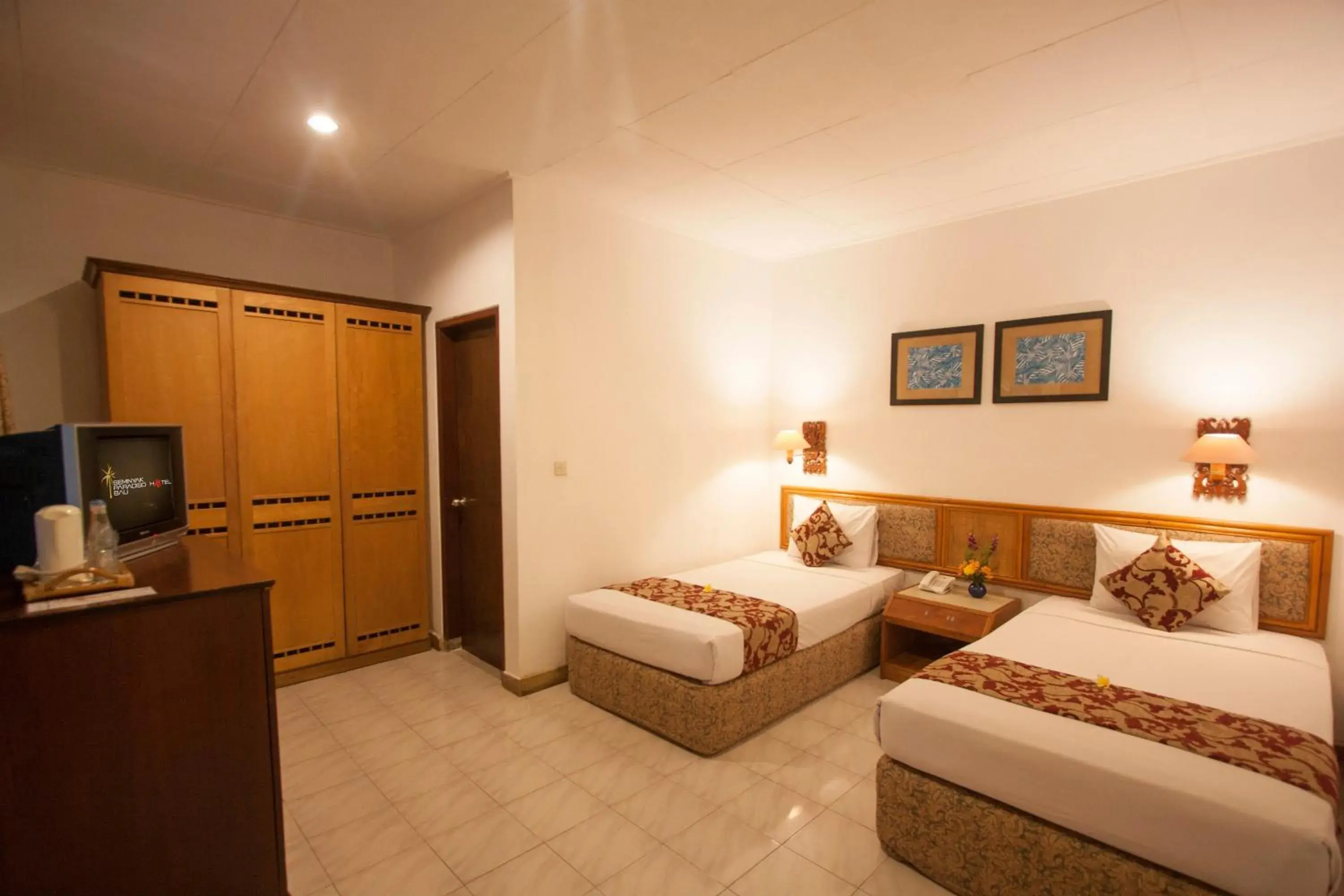 Photo of the whole room, Bed in Seminyak Paradiso Hotel Photo of the whole room, Bed in Seminyak Paradiso Hotel