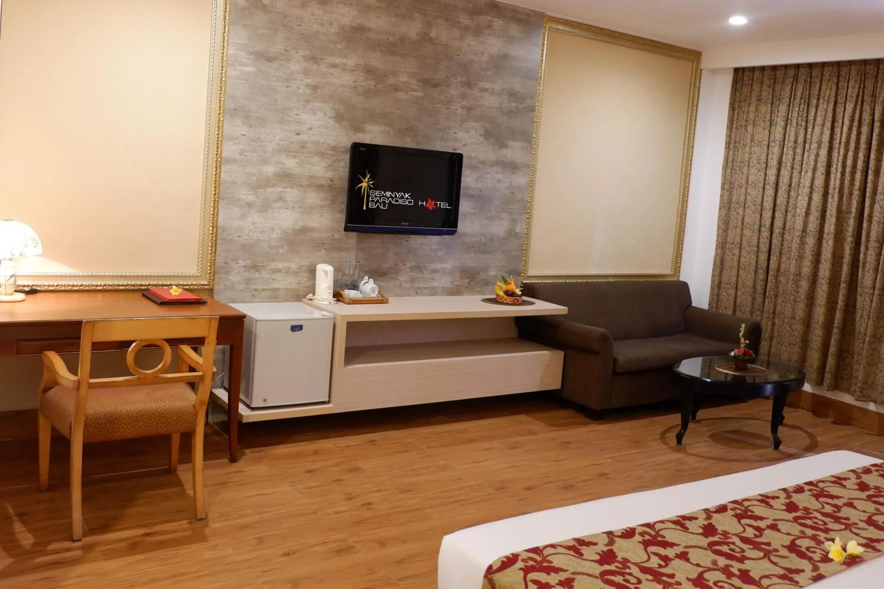 TV and multimedia, Bed in Seminyak Paradiso Hotel TV and multimedia, Bed in Seminyak Paradiso Hotel