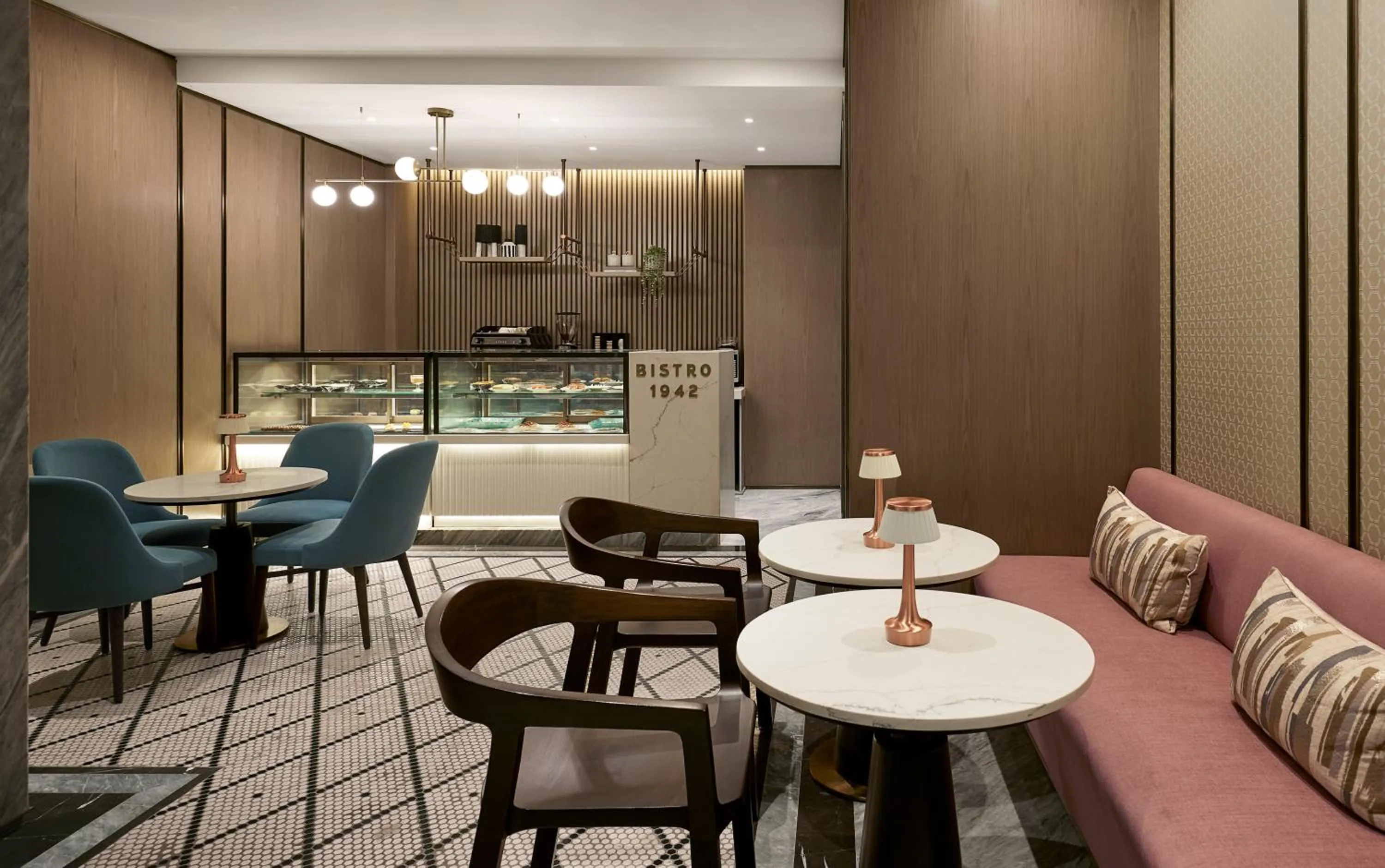 Coffee/tea facilities in Astoria Hotel