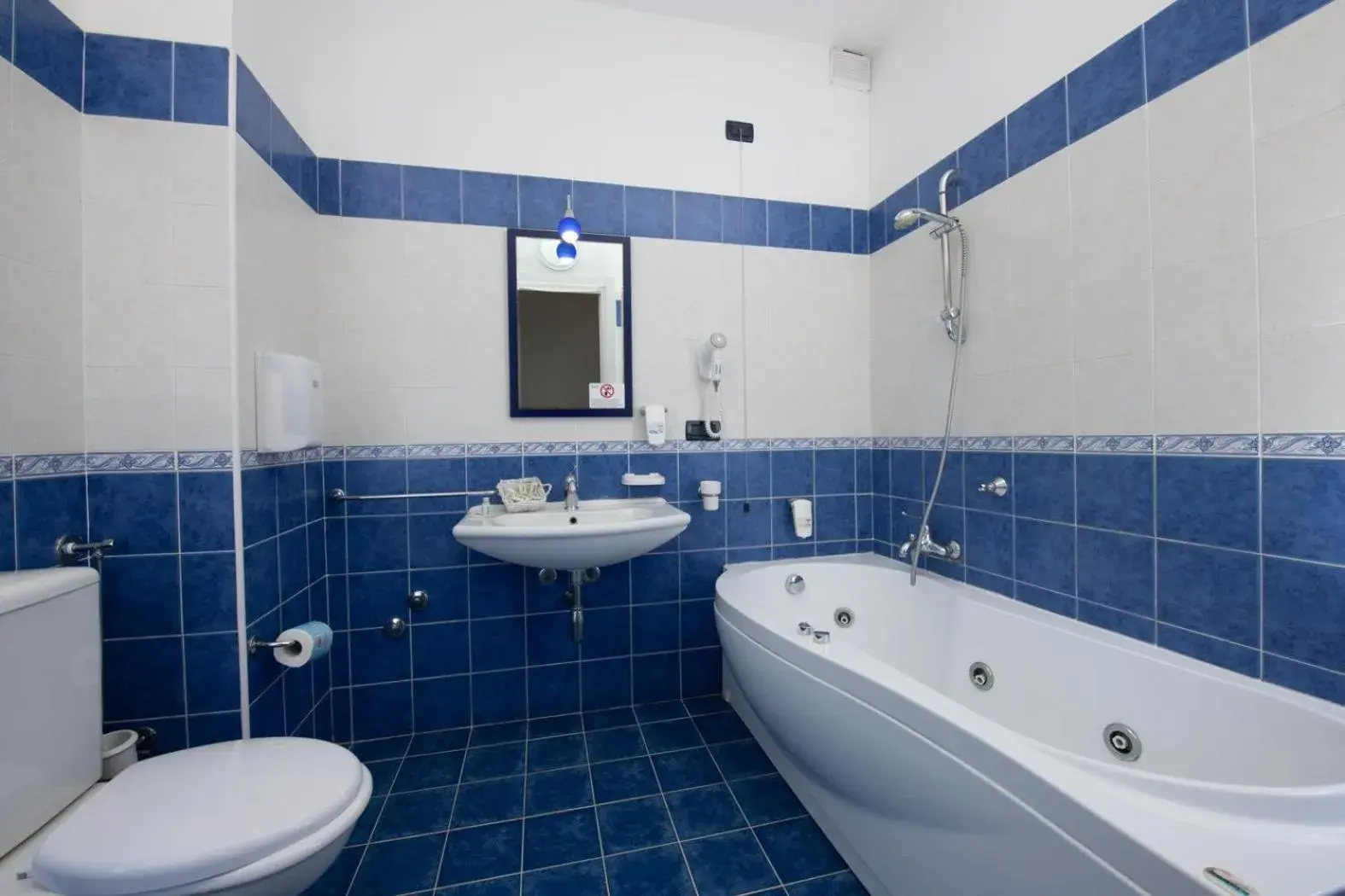 Bathroom in Hotel Baia D'oro