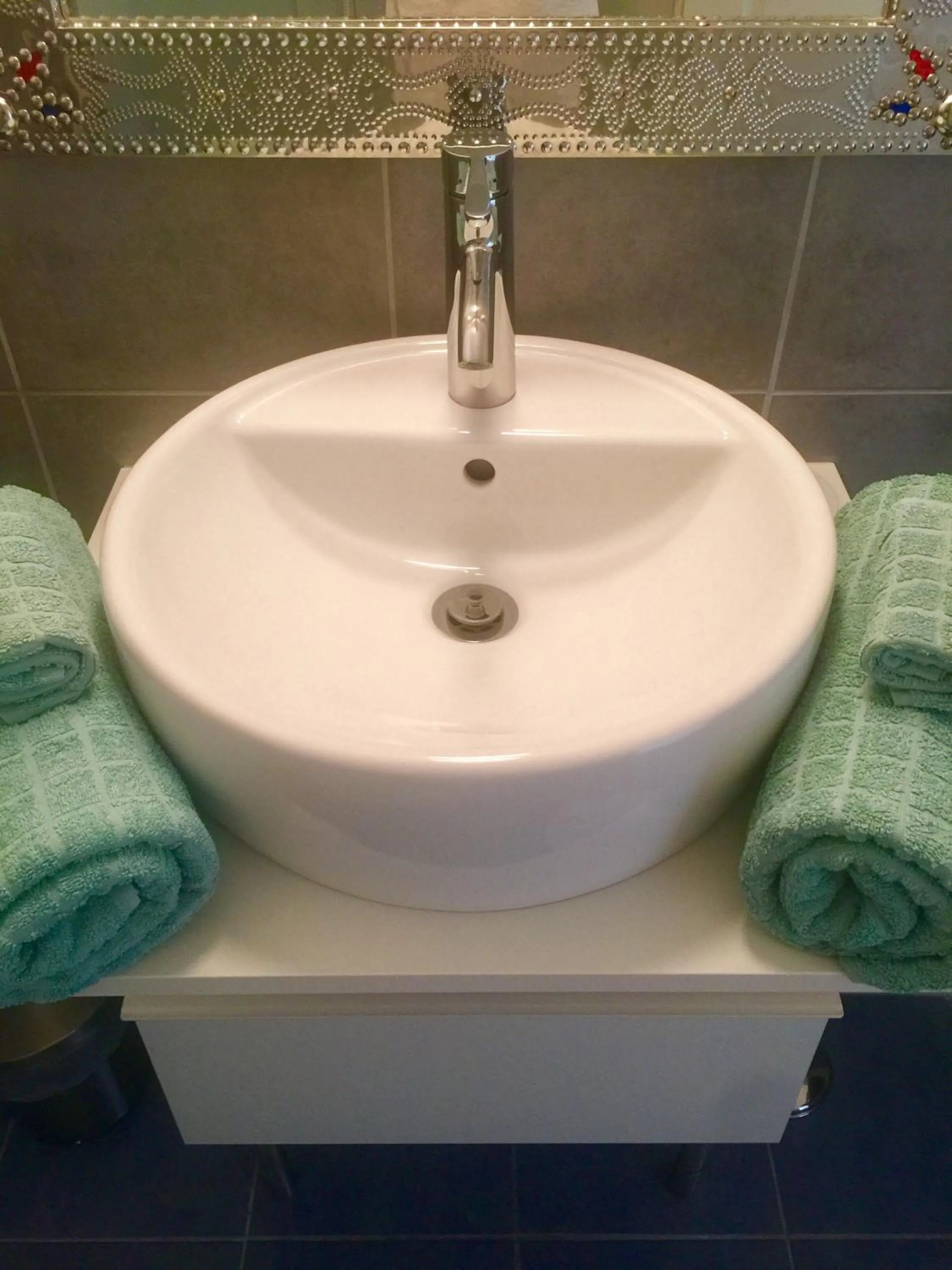Zimmer mit Bad und Balkon