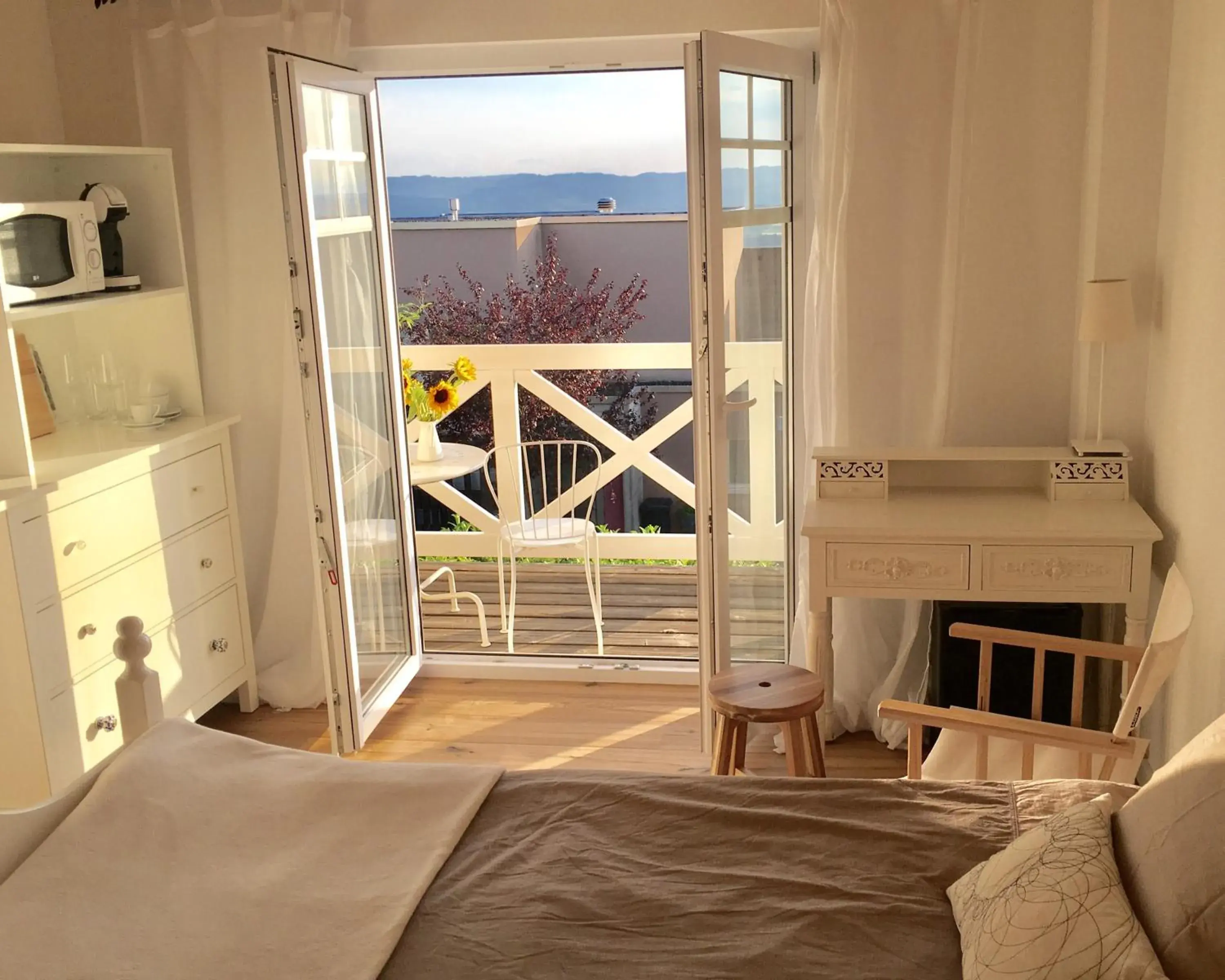 Zimmer mit Bad und Balkon Zimmer mit Bad und Balkon
