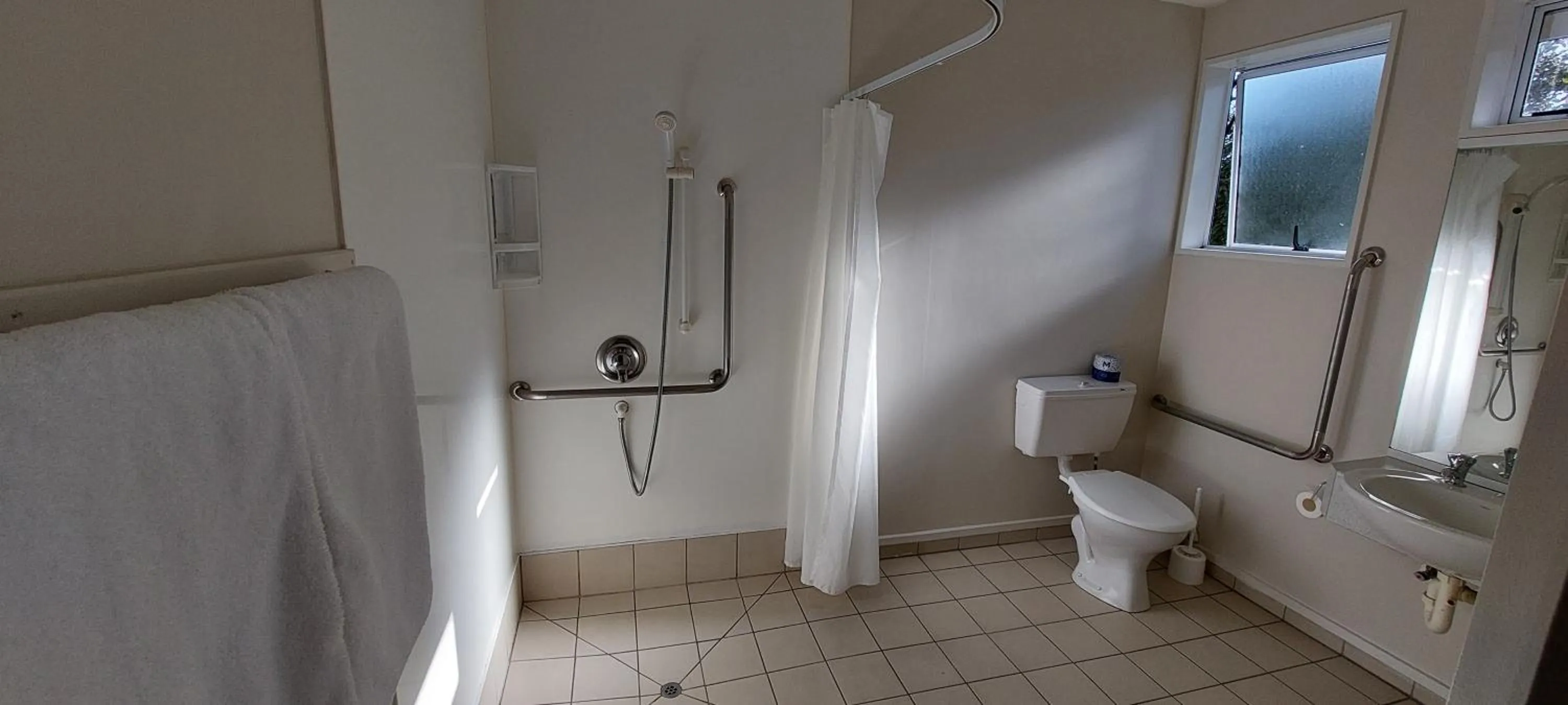Shower in Fitzherbert Court Motel
