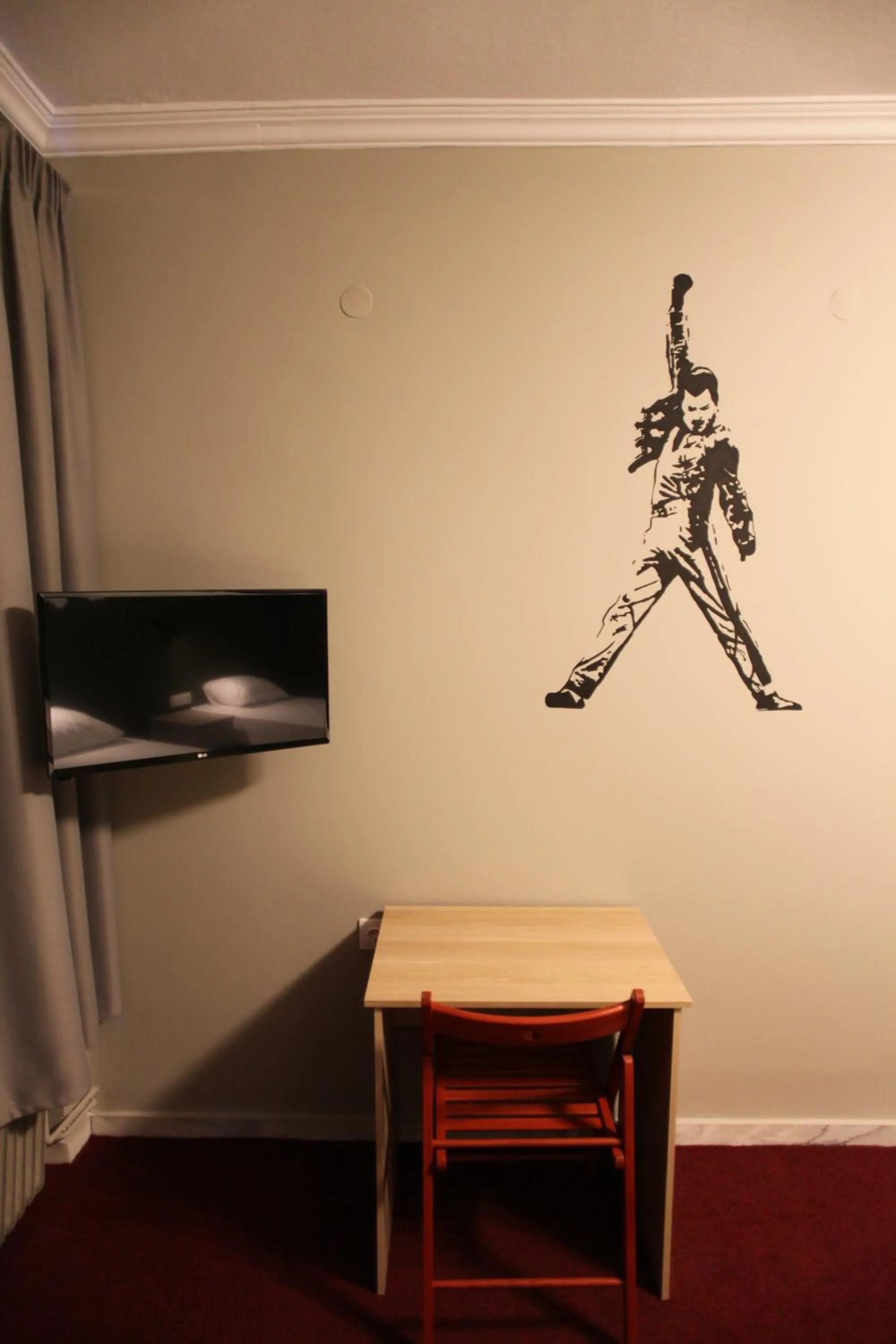 TV and multimedia in Stay Hybrid Youth Hostel