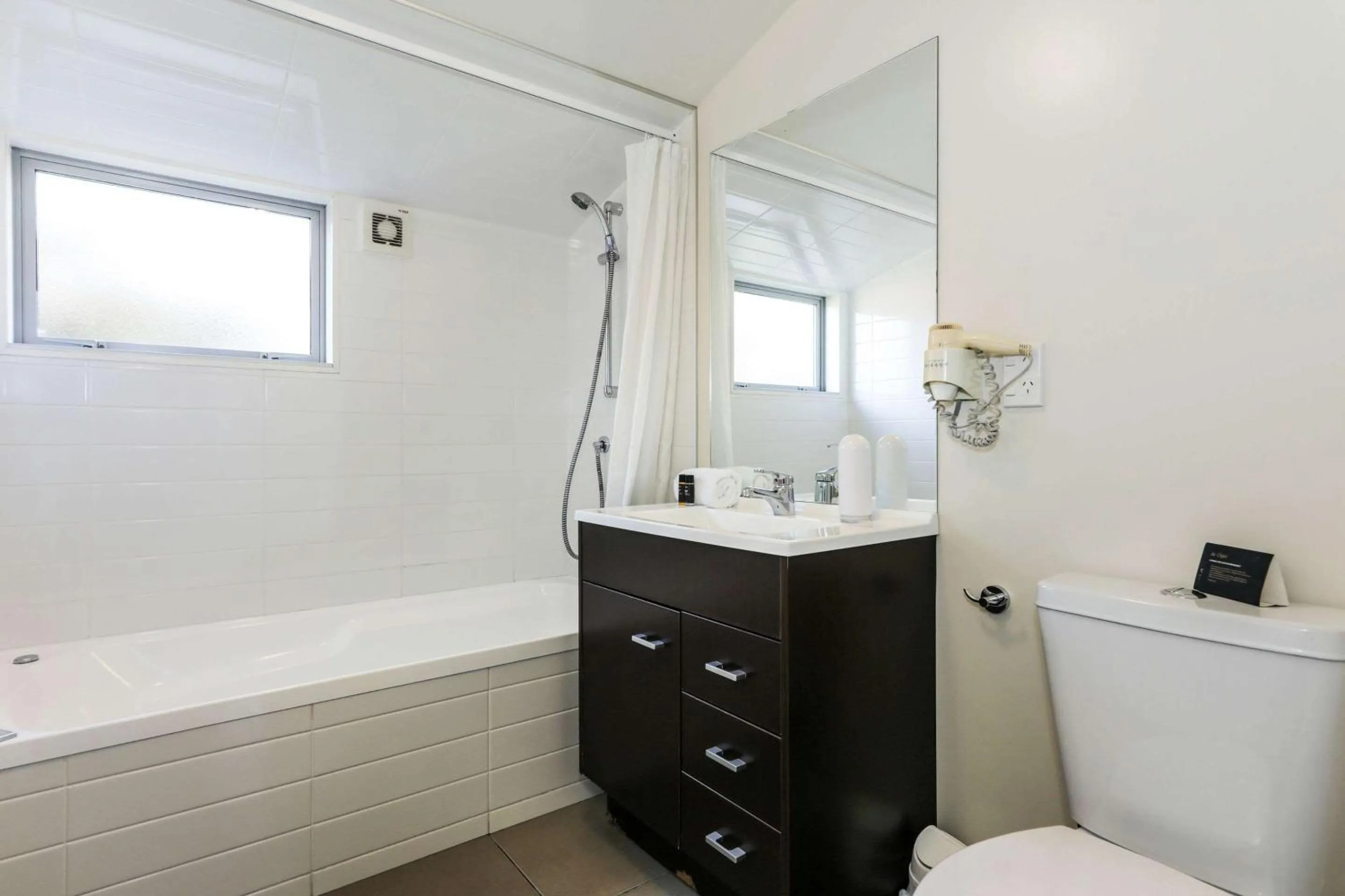 Bathroom in Quality Suites Amore